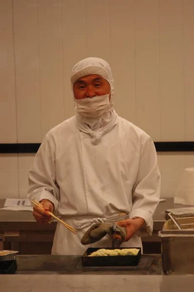 在參觀的過程中,傑西注意到一間獨立的廚房,這裡專門負責製作航空公司量身訂製的特殊餐點。這間廚房的設立,是為了滿足旅客多樣化的飲食需求,例如素食餐、清真餐等,種類繁多,確保每位旅客都能享用到符合其飲食習慣的餐點。而那位脖子上繫著白色領巾的廚師,根據傑西的記憶,這代表著他擁有主廚的身份,象徵著其在廚房中的專業地位與責任。 在參觀的過程中,傑西注意到一間獨立的廚房,這裡專門負責製作航空公司量身訂製的特殊餐點。這間廚房的設立,是為了滿足旅客多樣化的飲食需求,例如素食餐、清真餐等,種類繁多,確保每位旅客都能享用到符合其飲食習慣的餐點。而那位脖子上繫著白色領巾的廚師,根據傑西的記憶,這代表著他擁有主廚的身份,象徵著其在廚房中的專業地位與責任。