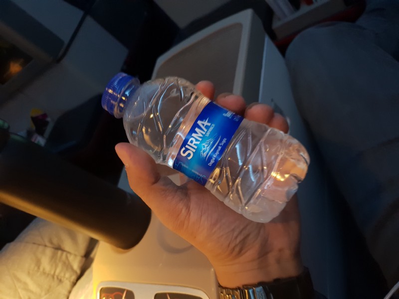 土航的瓶裝水看樣子是從土耳其直接上的(帶來回的數量)