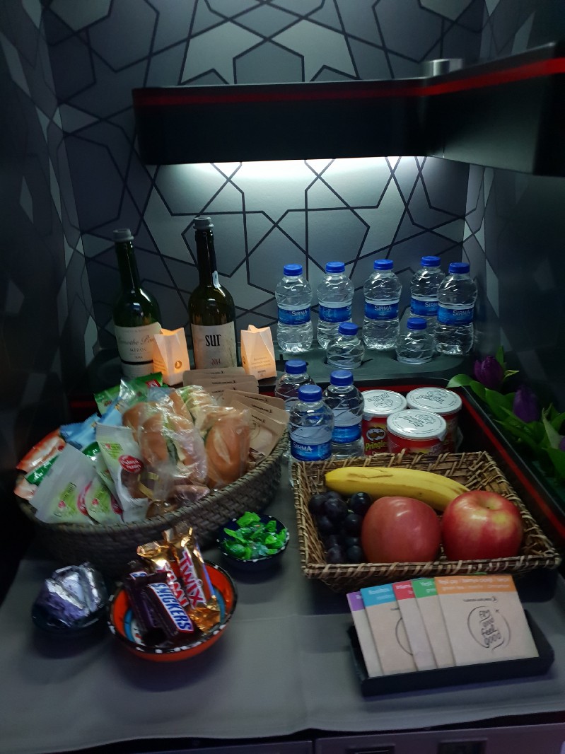 入夜後則是會在左右兩處設置 MINI&nbsp;BAR
