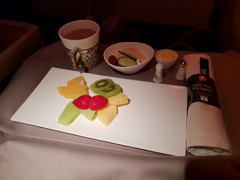 早餐 值得一提的是他的茶都會裝在這種有土耳其風情的金屬杯套裡面 同時間有相當多的茶類可以選擇