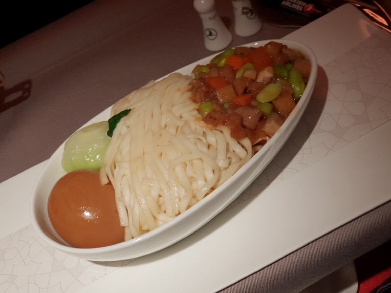 這個一看就知道是台灣上的餐 有滷蛋