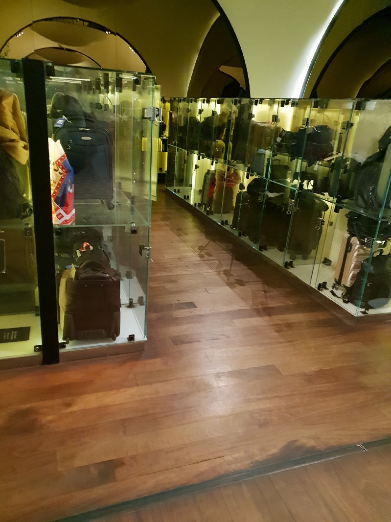 這個設計真的不錯可以讓旅人暫時拋下行李樓上滿了在樓下也有另外一區有這樣的行李櫃歐