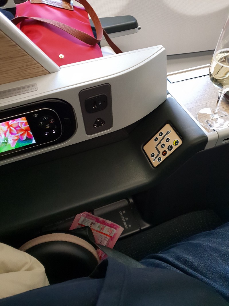 長榮航空飛行記錄 簡要照片記錄 A330-300 新型桂冠艙/商務艙 2018-03 台北TPE-大阪KIX - 這裡胡說 JL TALKS