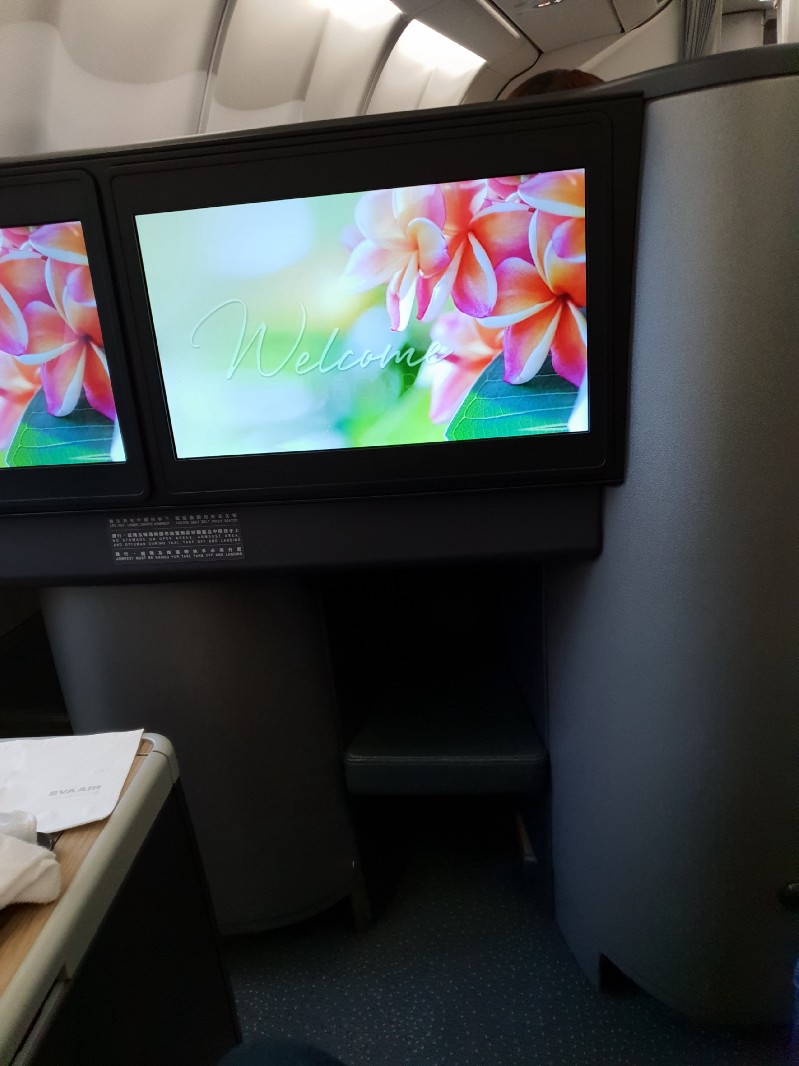 長榮航空飛行記錄 簡要照片記錄 A330-300 新型桂冠艙/商務艙 2018-03 台北TPE-大阪KIX - 這裡胡說 JL TALKS