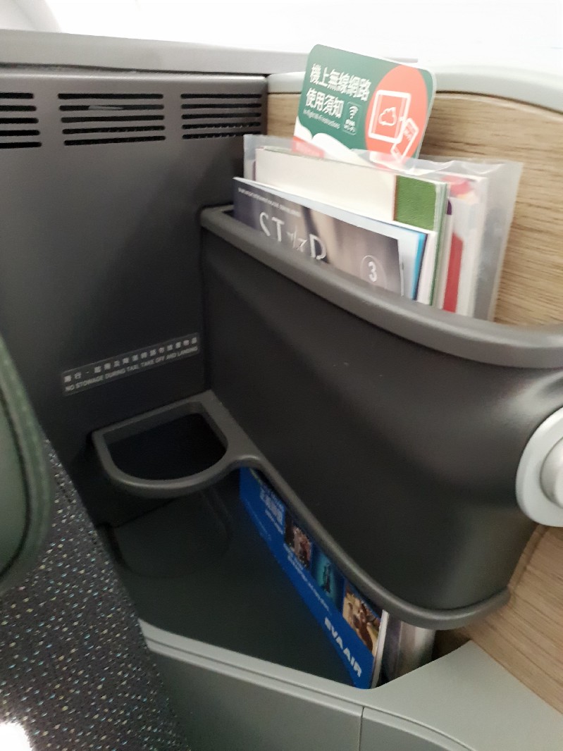 長榮航空飛行記錄 簡要照片記錄 A330-300 新型桂冠艙/商務艙 2018-03 台北TPE-大阪KIX - 這裡胡說 JL TALKS