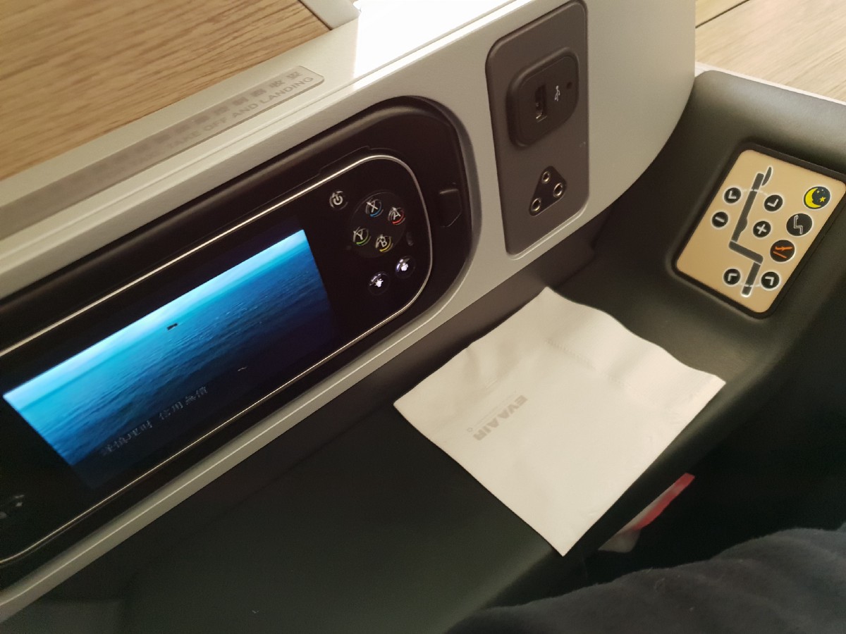 長榮航空飛行記錄 簡要照片記錄 A330-300 新型桂冠艙/商務艙 2018-03 台北TPE-大阪KIX - 這裡胡說 JL TALKS
