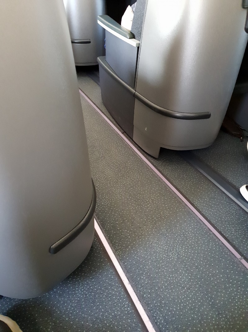 長榮航空飛行記錄 簡要照片記錄 A330-300 新型桂冠艙/商務艙 2018-03 台北TPE-大阪KIX - 這裡胡說 JL TALKS