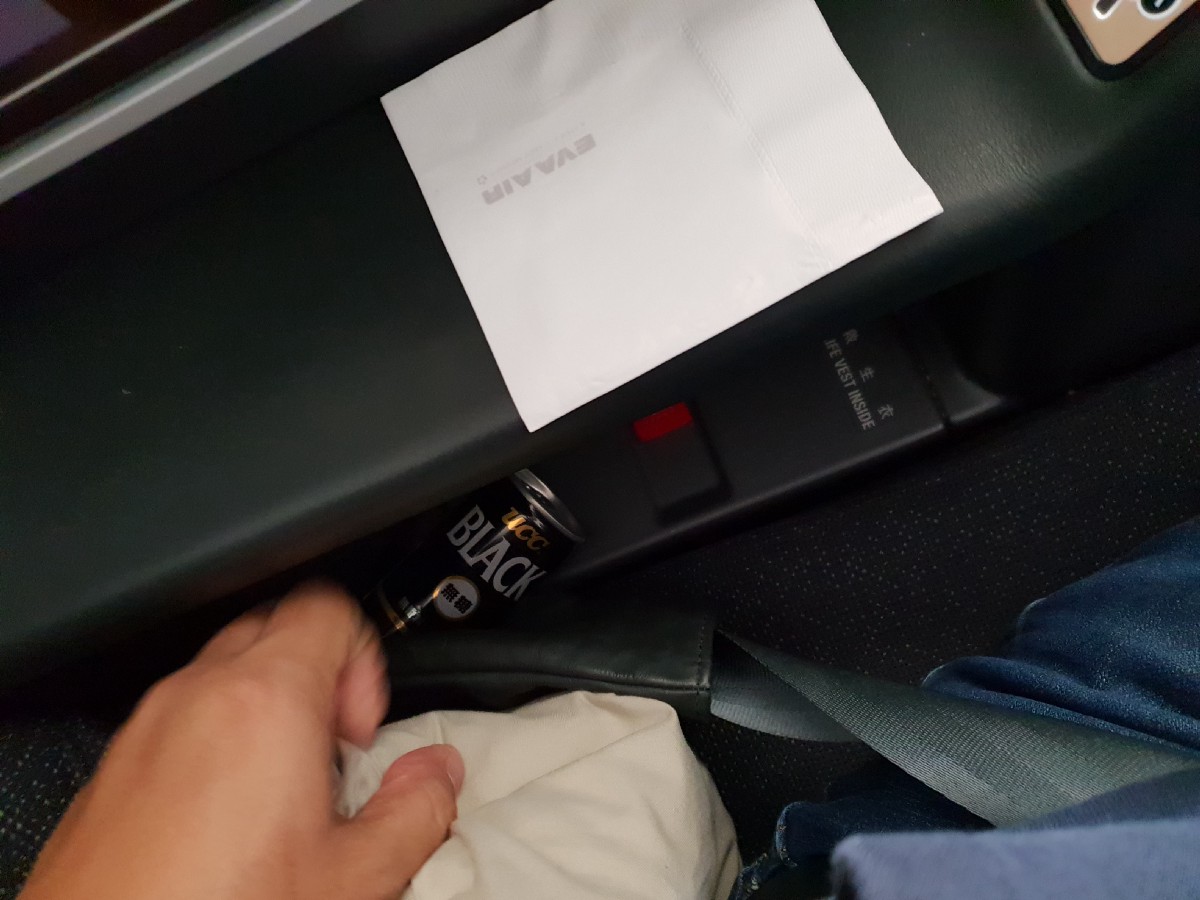 長榮航空飛行記錄 簡要照片記錄 A330-300 新型桂冠艙/商務艙 2018-03 台北TPE-大阪KIX - 這裡胡說 JL TALKS