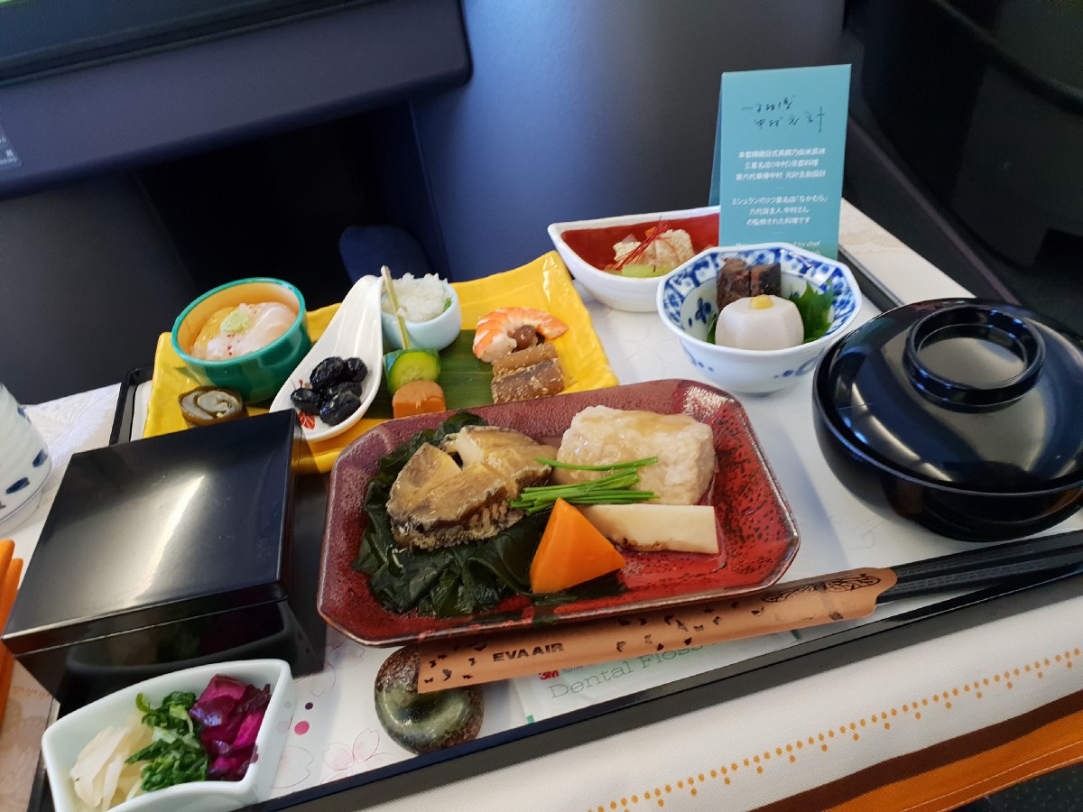 長榮航空飛行記錄 簡要照片記錄 A330-300 新型桂冠艙/商務艙 2018-03 台北TPE-大阪KIX - 這裡胡說 JL TALKS