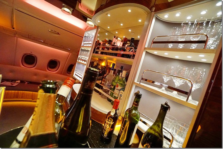 飛行記錄：阿聯酋 Emirates A380 商務艙 TPE-DXB-MAD 台北杜拜馬德里 DXB貴賓室：TPE-DXB：座位的MINI BAR
