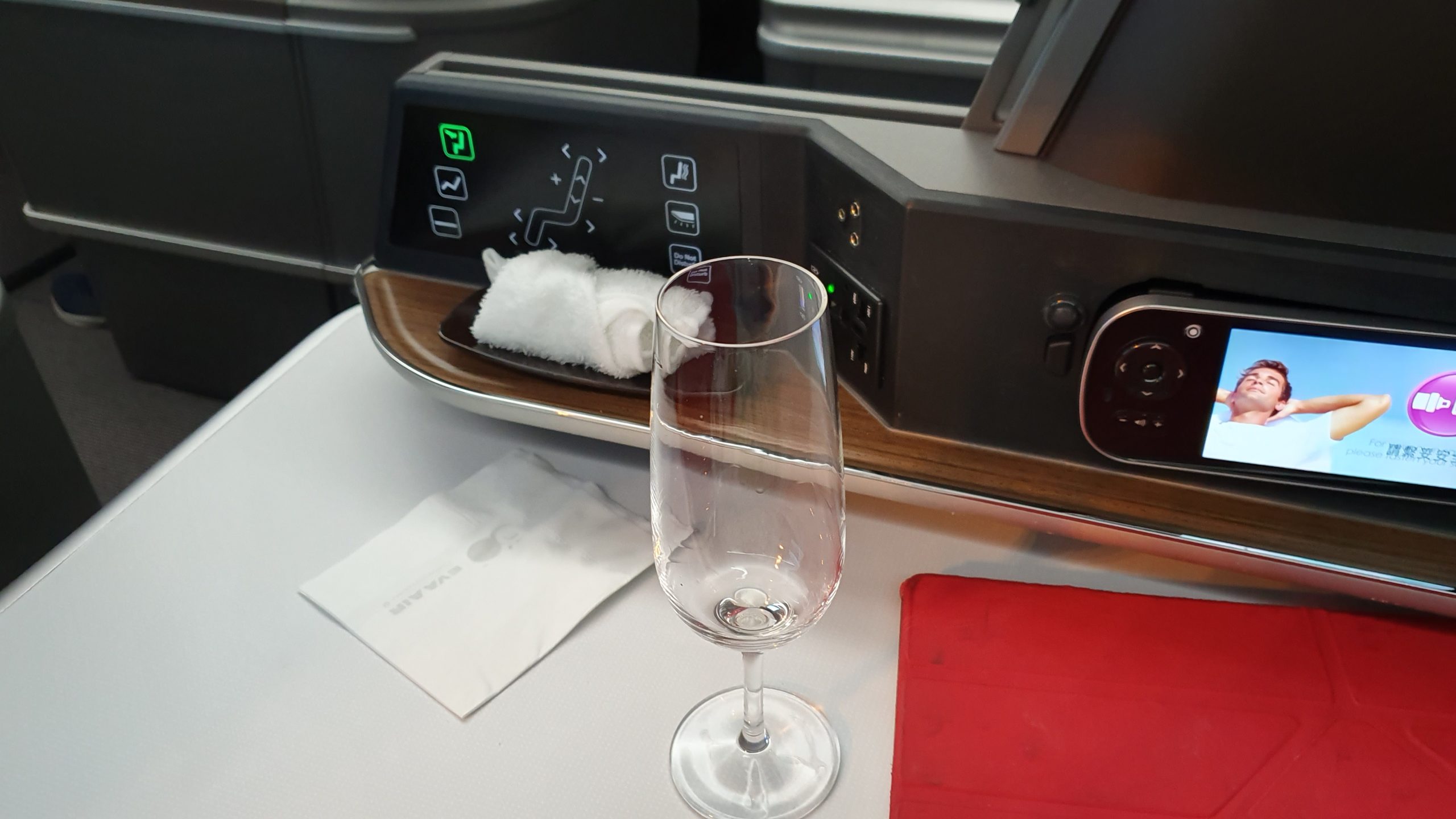一上飛機的標準流程就是迎賓飲料跟毛巾同時在毛巾放置的地方可以看到的是座椅的完整控制區 一上飛機的標準流程就是迎賓飲料跟毛巾同時在毛巾放置的地方可以看到的是座椅的完整控制區