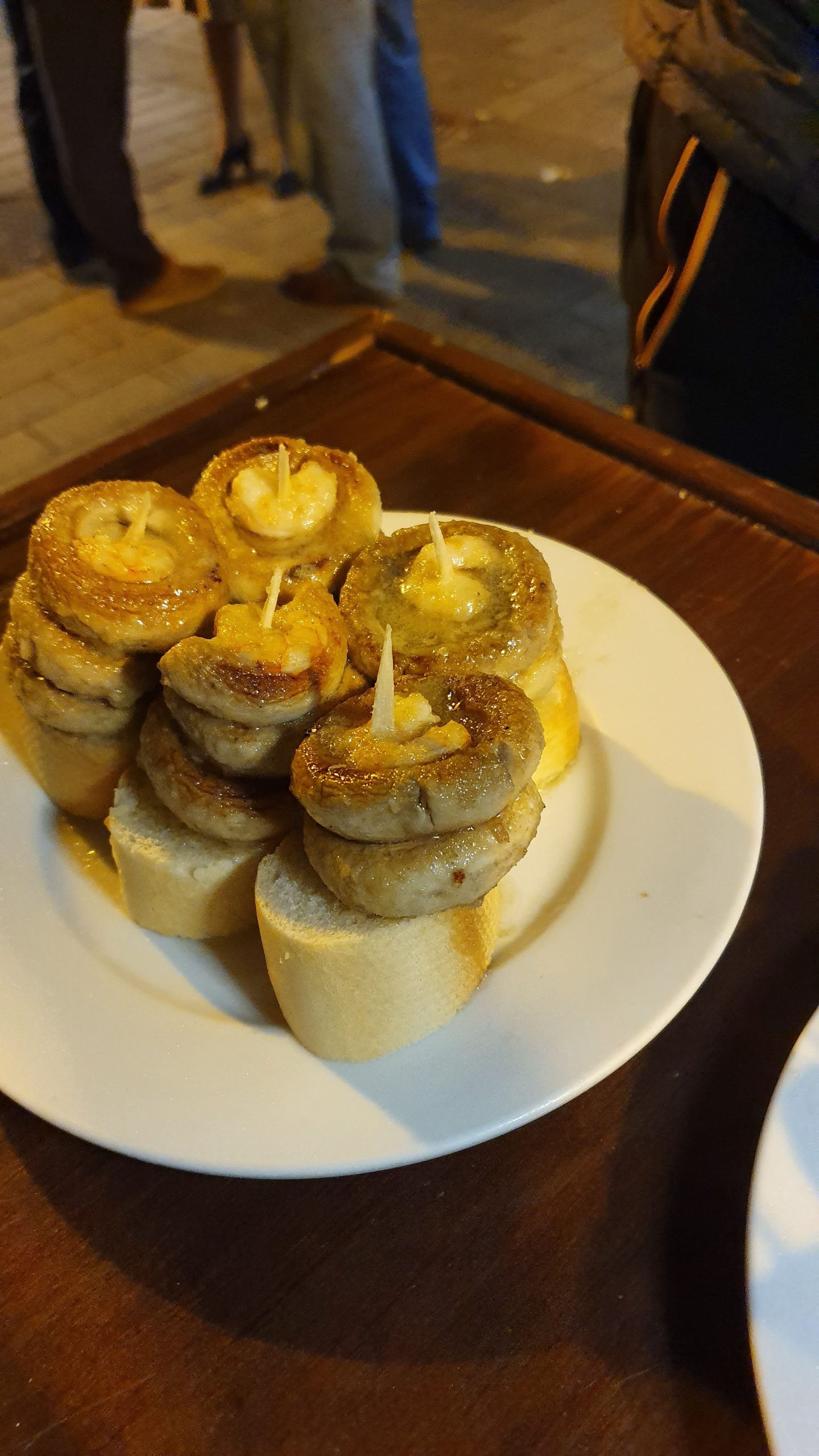 我在西班牙吃的小吃們 TAPAS 還有炸豬皮 - 這裡胡說 JL TALKS