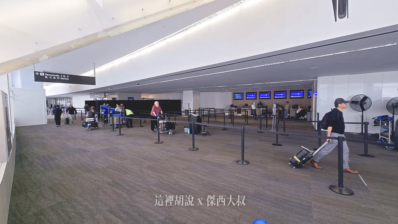舊金山機場的 BAGGAGE RE-CHECK ZONE旅客就是從照片的左邊的國際線海關出口走過來