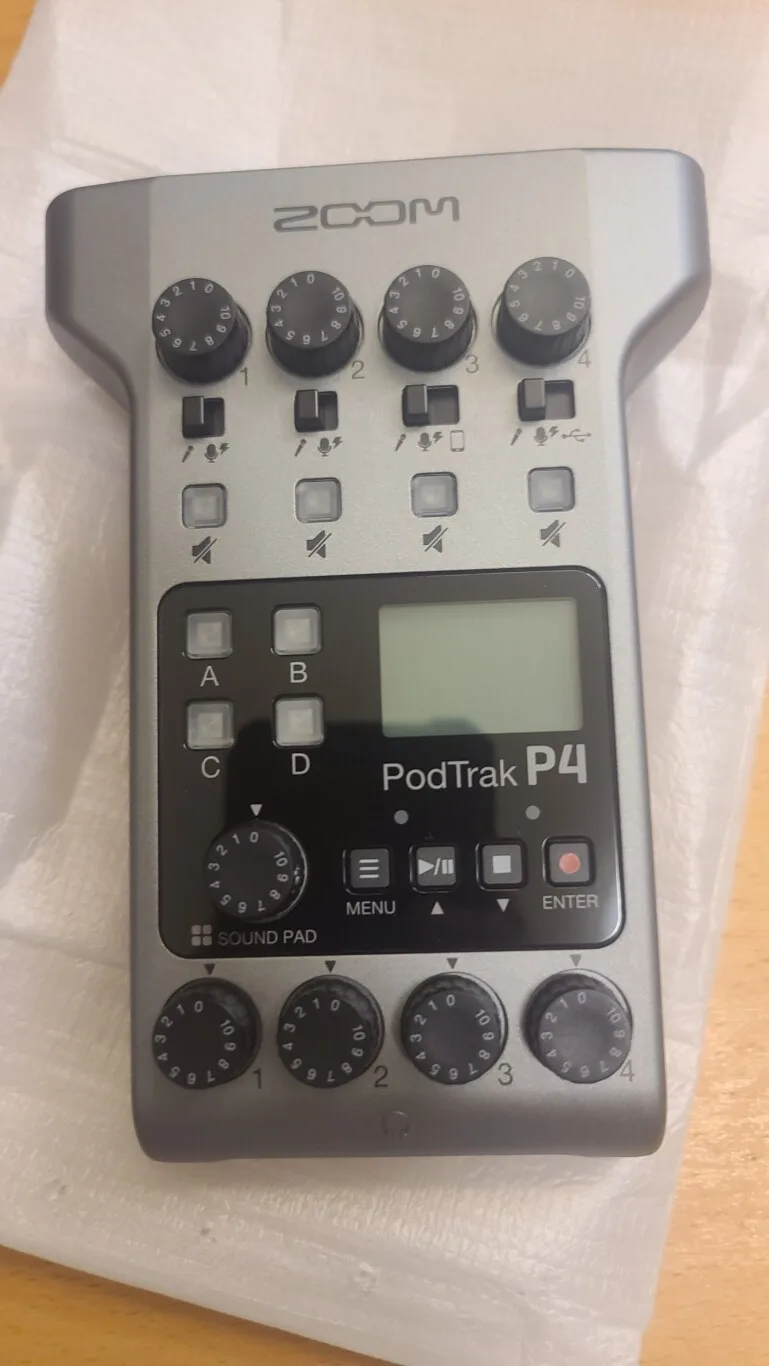 Zoom PodTrak P4 開箱記錄 - 這裡胡說 JL TALKS Zoom PodTrak P4 開箱記錄 - 這裡胡說 JL TALKS