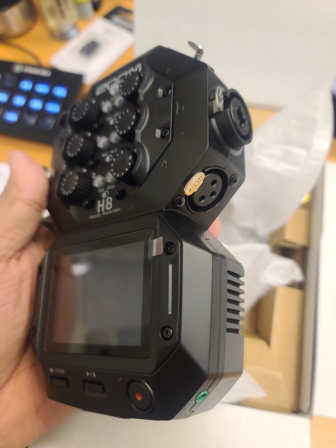 六個XLR是這台最特別的設計 六個XLR是這台最特別的設計