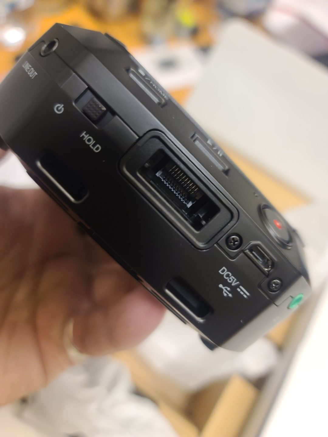 底部有一個耳機還有一個LINEOUT還有USB MICRO USB這點跟P4相比 真的是有點打屁股底部的是擴充的USB藍芽 底部有一個耳機還有一個LINEOUT還有USB MICRO USB這點跟P4相比 真的是有點打屁股底部的是擴充的USB藍芽