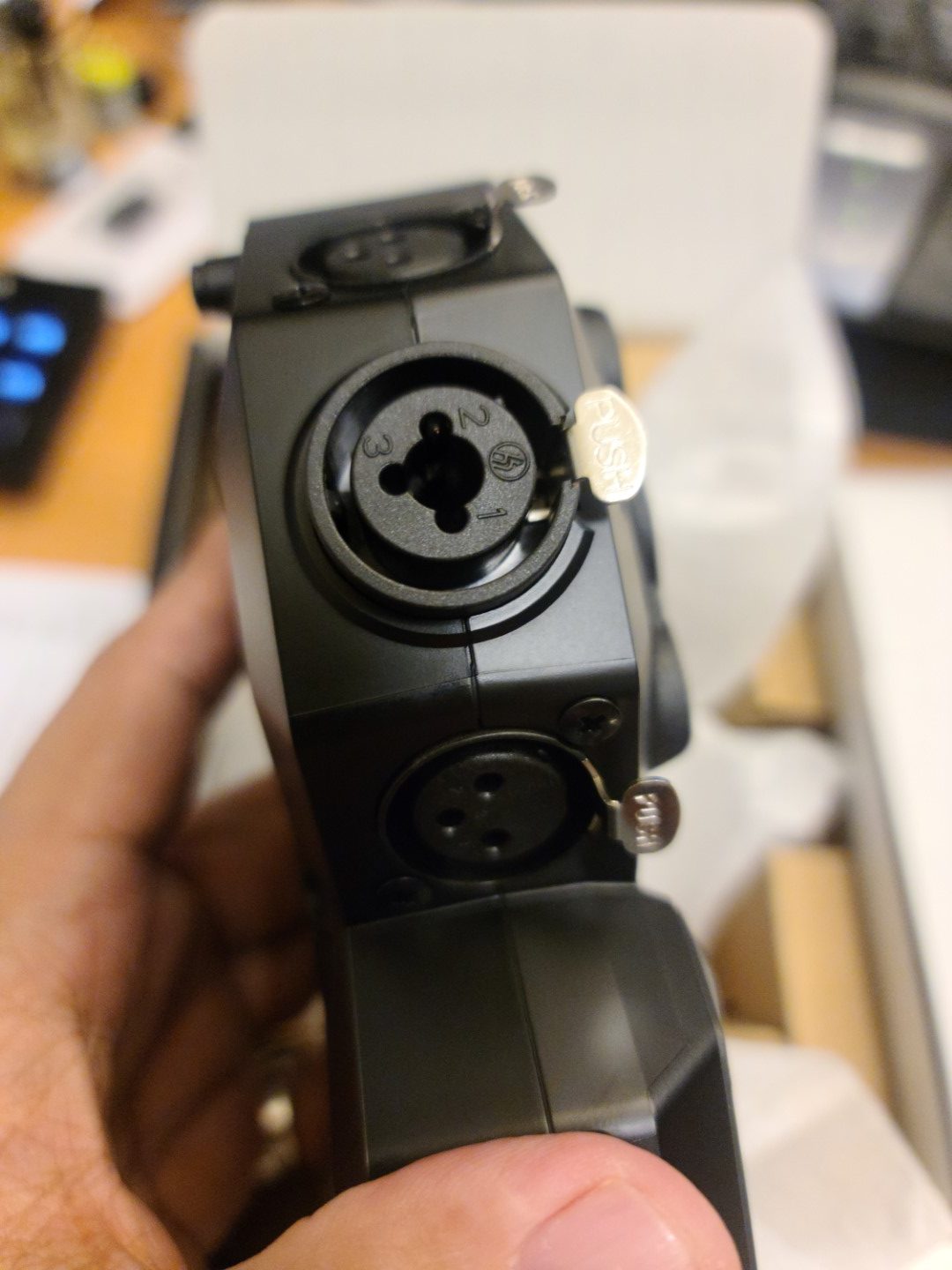 六個孔裡面有兩個可以插入單音6.5MM 六個孔裡面有兩個可以插入單音6.5MM