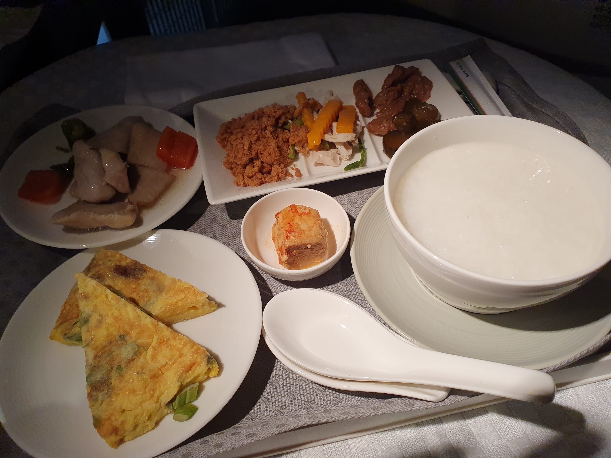 這是長榮航空一直都存在的早餐選項，熟悉的稀飯配上醬菜，用中式早餐迎接每一個旅人回家