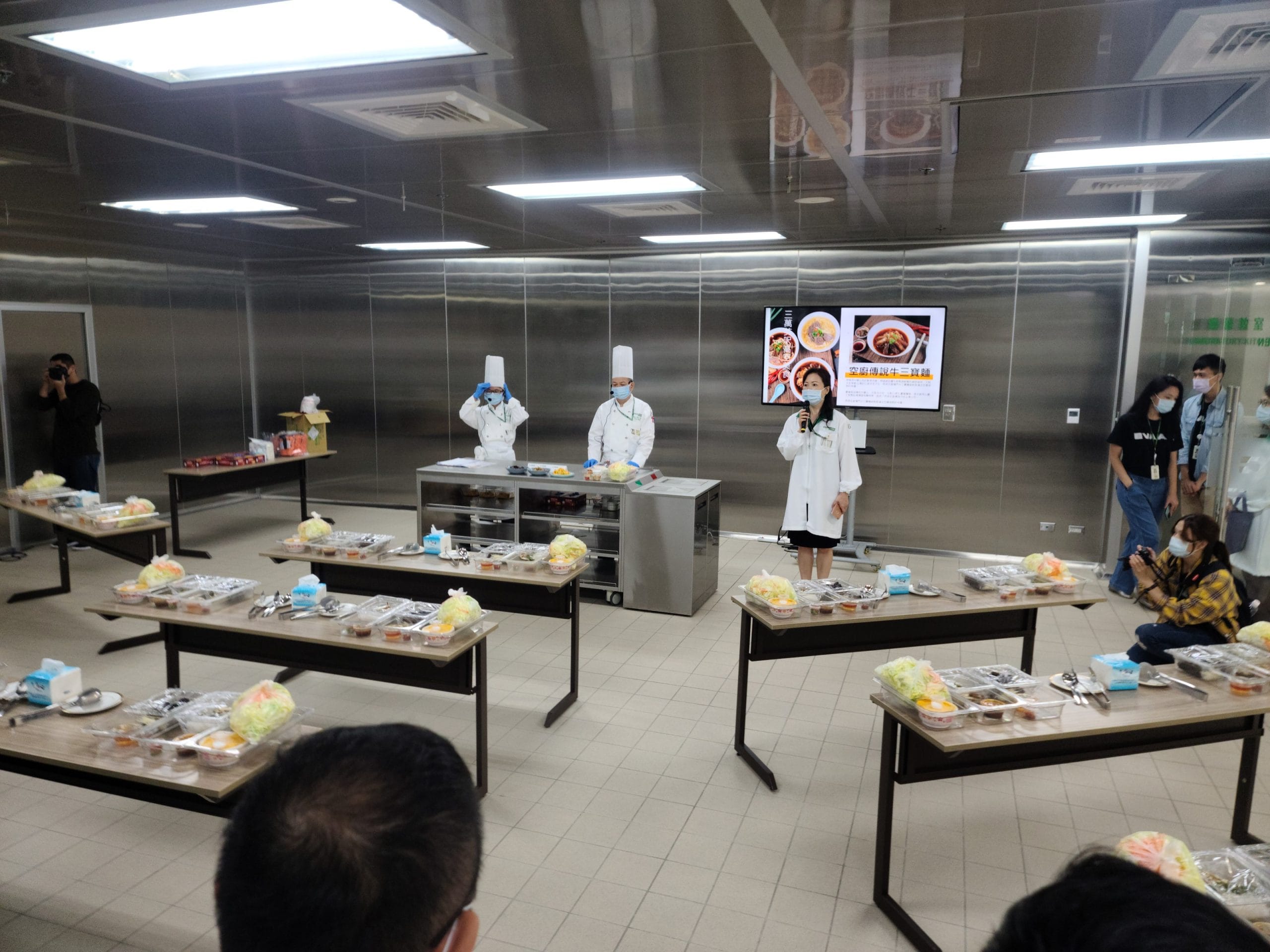 長榮空廚參訪：15年後重返！飛機餐從零到有的神秘步驟 /解鎖高規格食品安全秘訣/空廚內有航警！：自己實作菜色