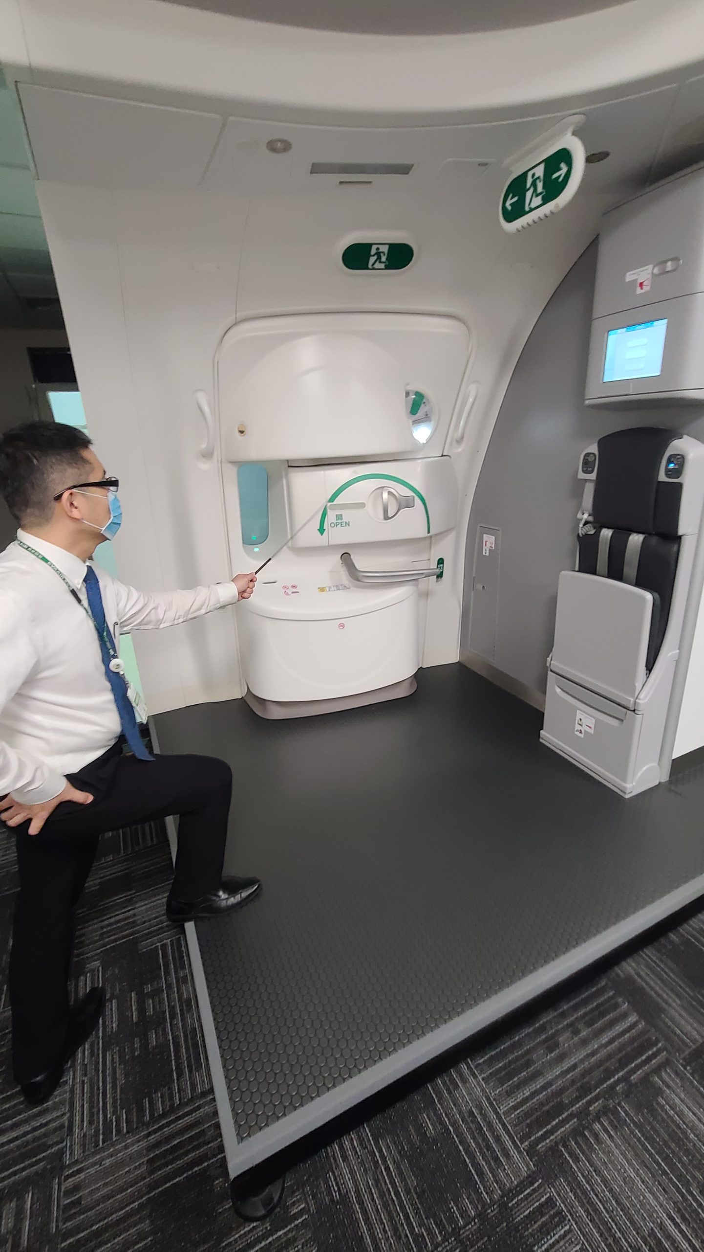因為我們這組的速度很快所以可以到另外一個機型787的門來玩一下，果然空巴跟波音的門就有一些設計不太一樣的地方。