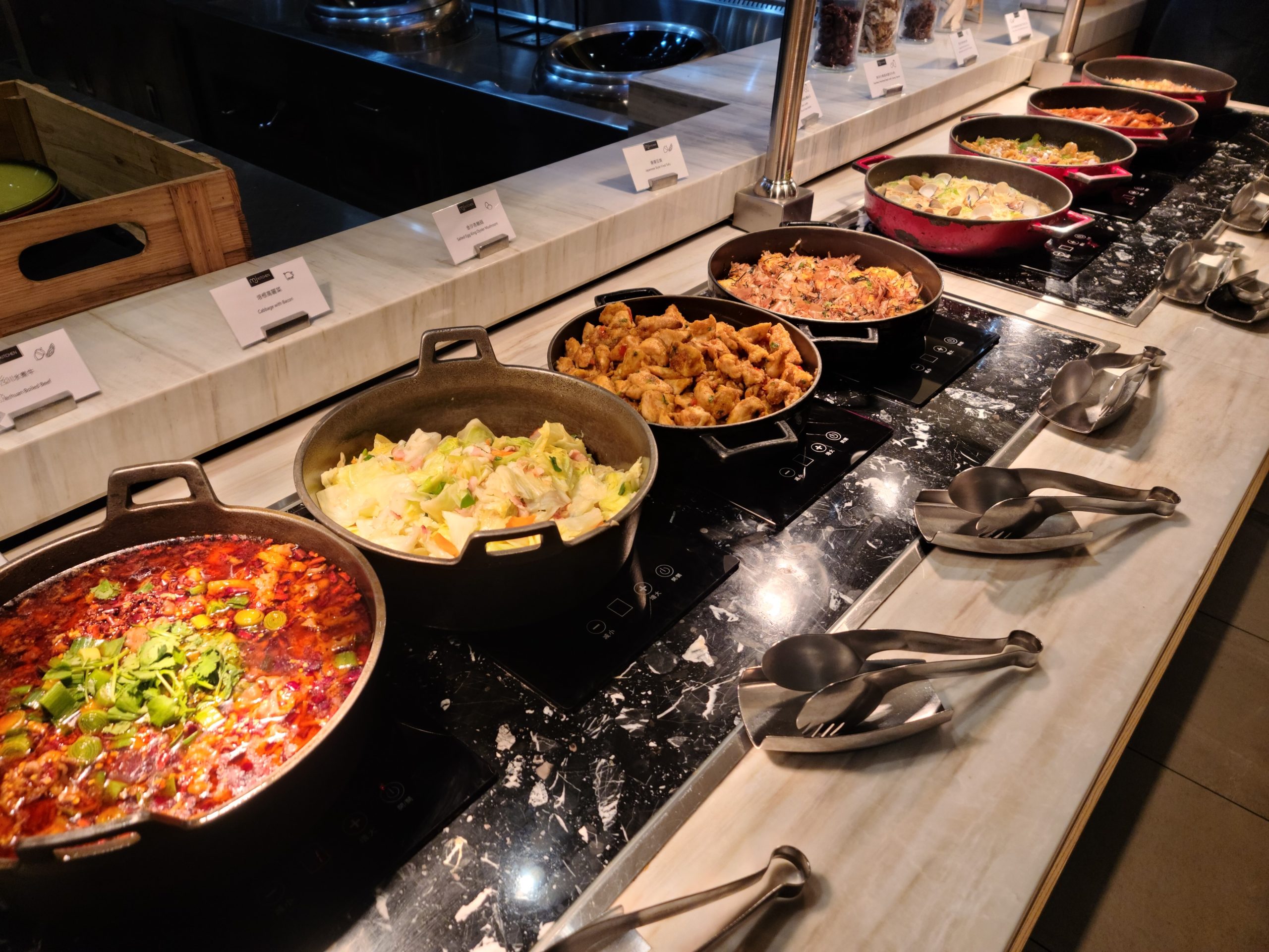 台北國泰萬怡MJ KITCHEN餐廳 挑嘴人的吃到飽餐廳 主廚還有外場廚師很有底子：熟食區