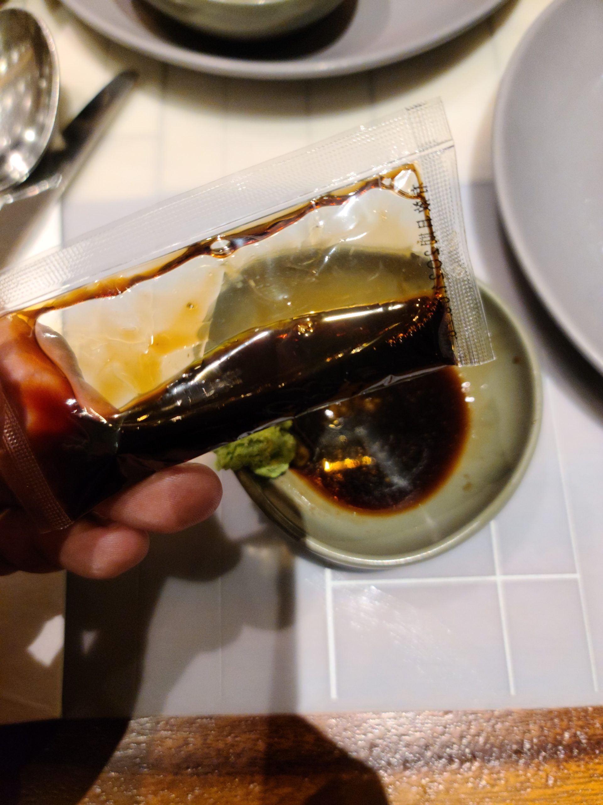 愛吃人如我，連醬油都自己帶，當然是我愛的豆油伯醬油，新鮮的生魚片配上好醬油會更鮮甜阿(這個是試做包 呵呵呵 實際產品會有另外一種包裝)