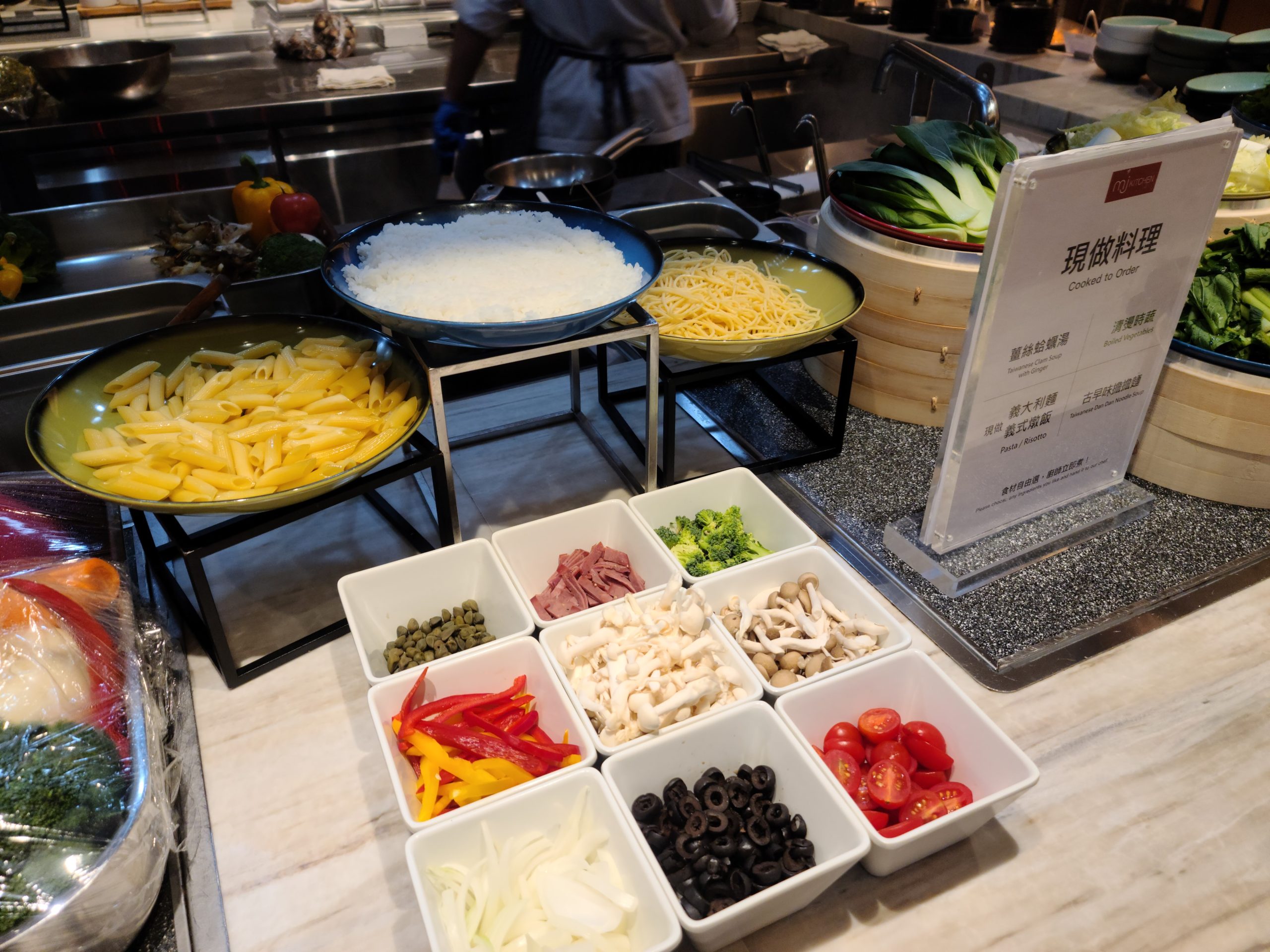 台北國泰萬怡MJ KITCHEN餐廳 挑嘴人的吃到飽餐廳 主廚還有外場廚師很有底子：現煮區