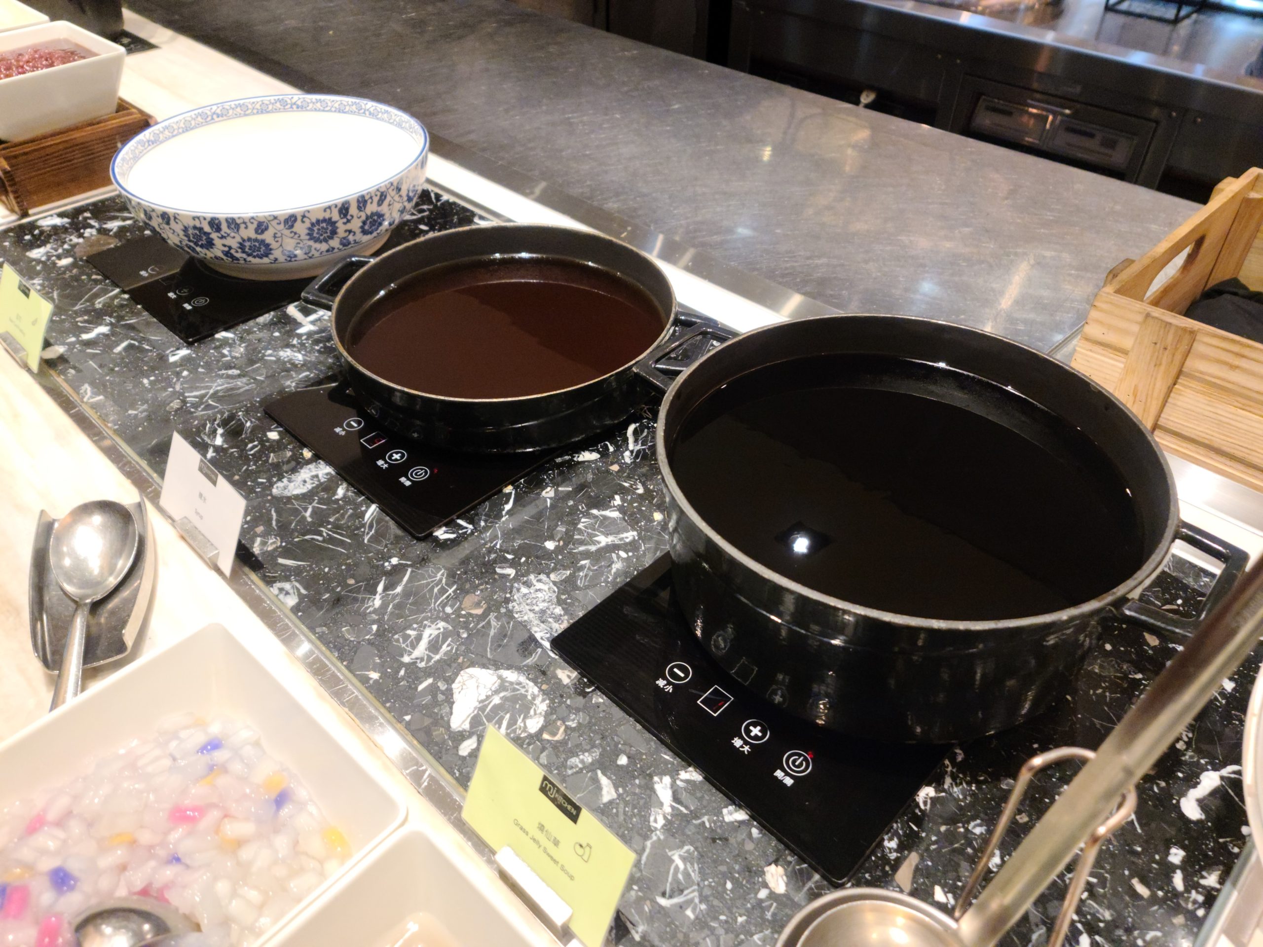台北國泰萬怡MJ KITCHEN餐廳 挑嘴人的吃到飽餐廳 主廚還有外場廚師很有底子：豆花湯品燒仙草