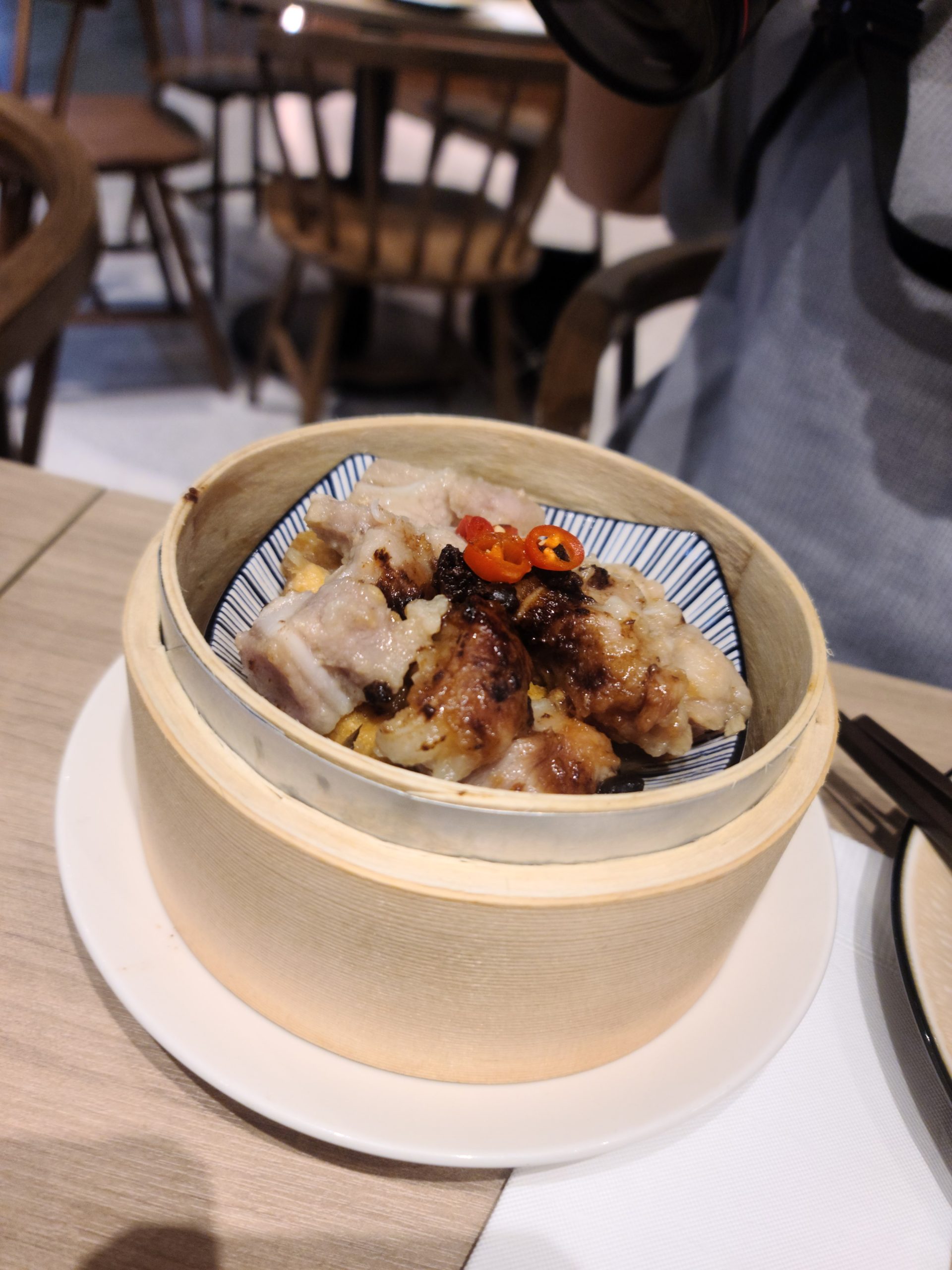 A8蒜香蒸肉排選用的是帶有軟骨的肉排 調味適中 跟香港版本來比更為清淡些 很適合台灣人的口味，下面的菜吸收了肉汁 不會有其他餐廳那種 浸在油裡頭的感覺