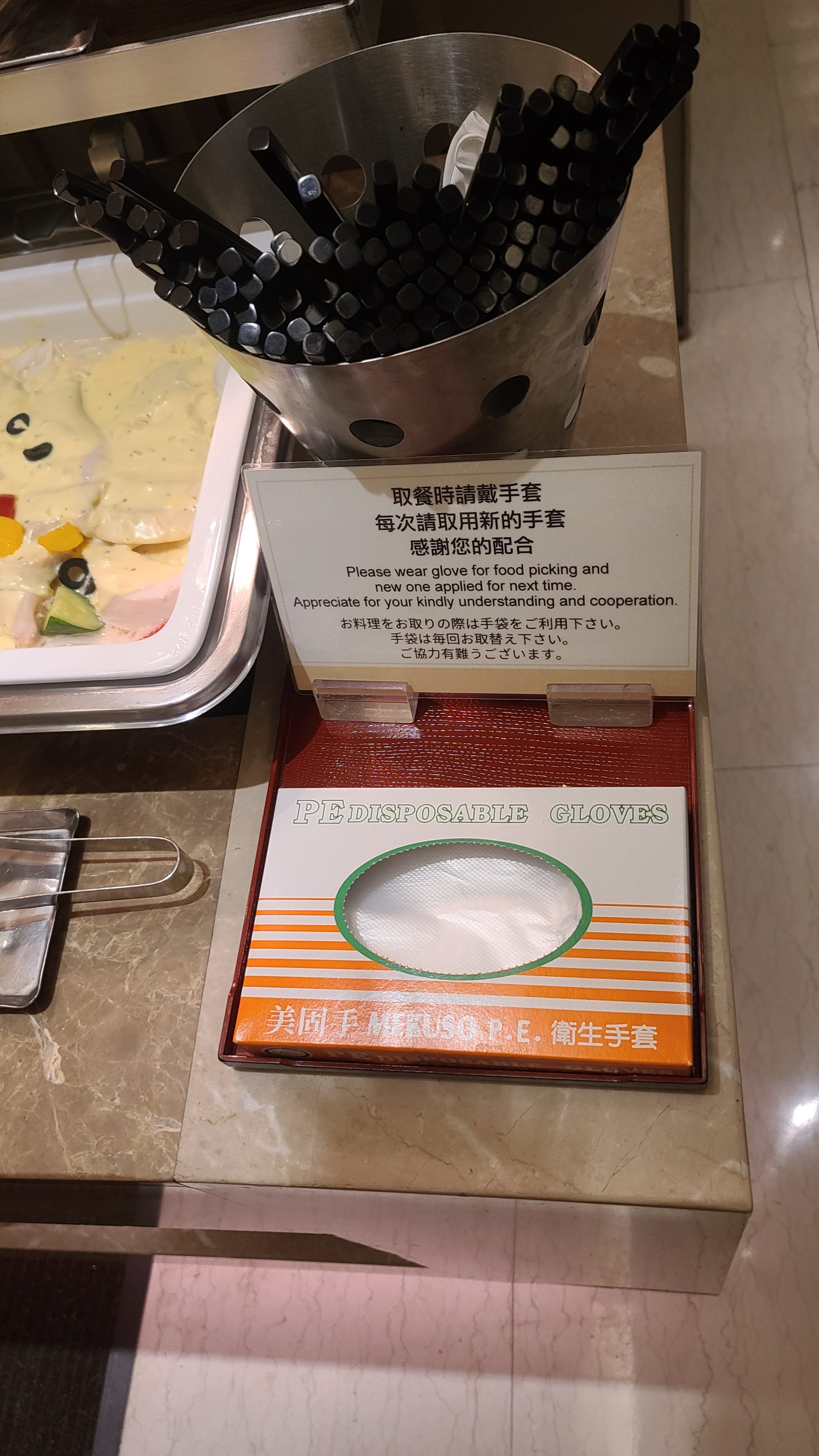 用餐的時候也提供手套來避免過多的接觸