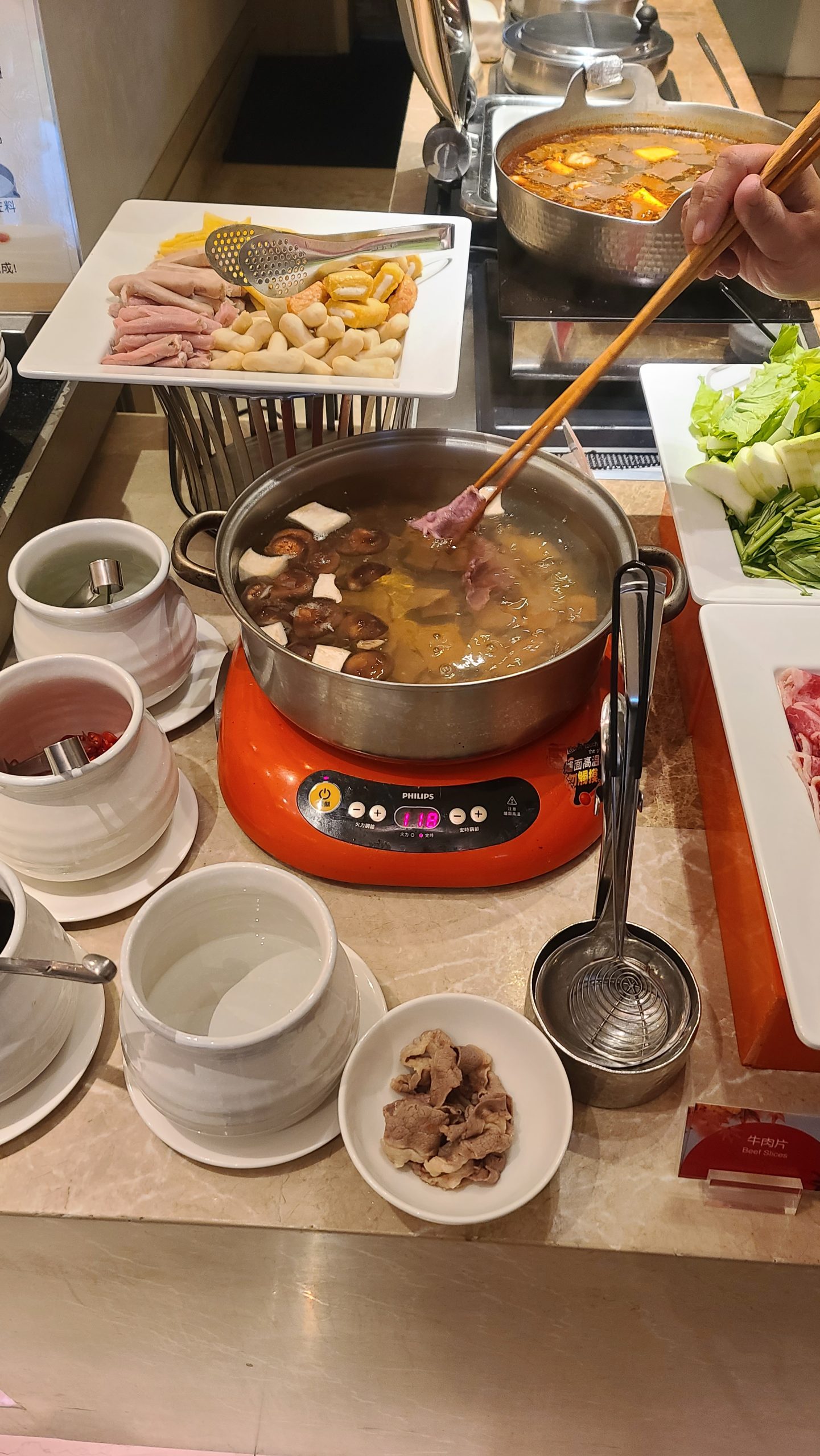 剛好碰到主廚親自幫我們涮肉片還有介紹這兩鍋鍋底想知道講了什麼特別的話請收聽這集的節目歐。