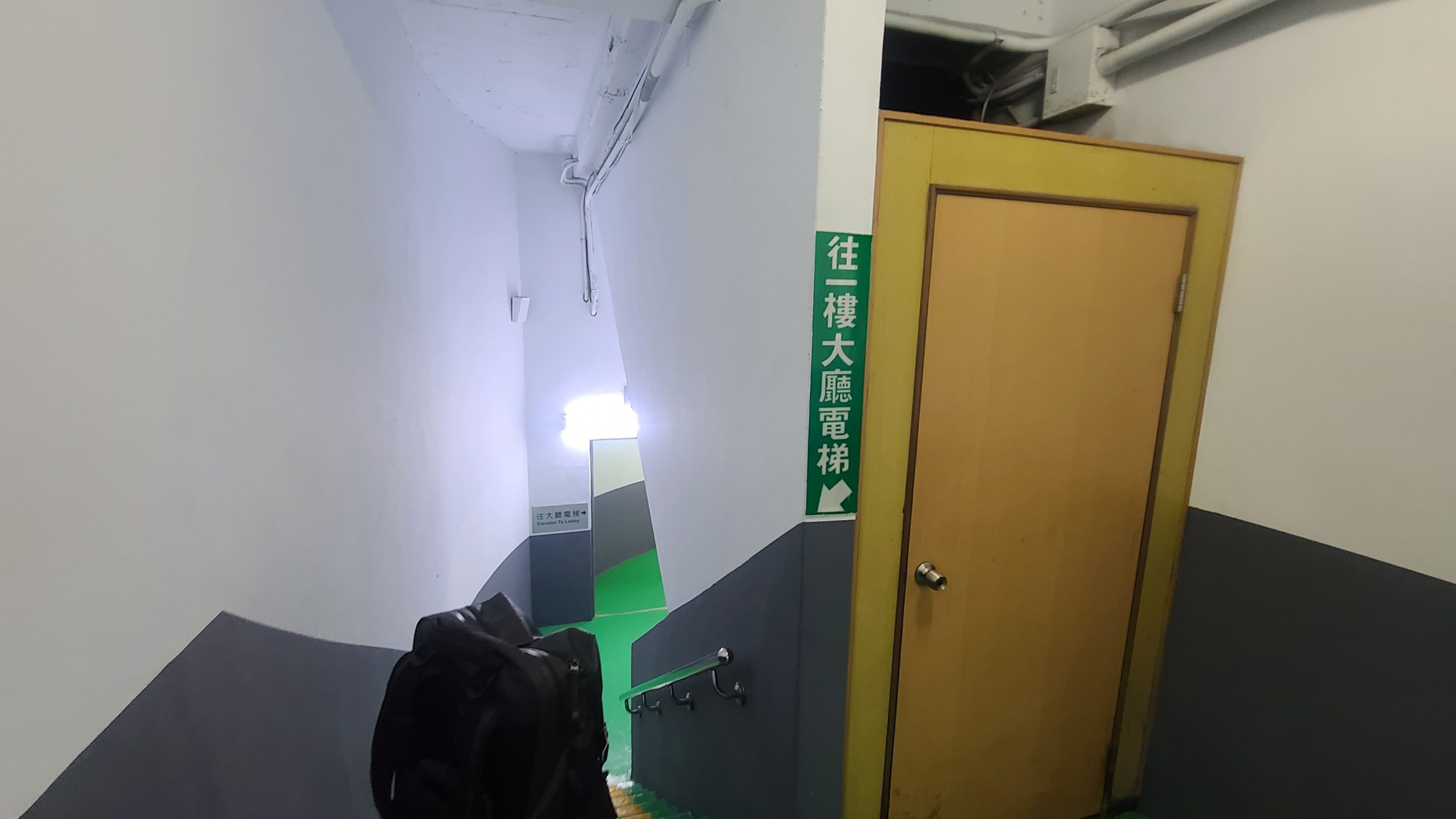 停車場是一個蠻奇怪的設計但也改不了，所以第一停車場是沒有直接連接電梯要到地下第二層(跟第四)這邊有行李跟嬰兒車的要留意動線可以走斜坡過去