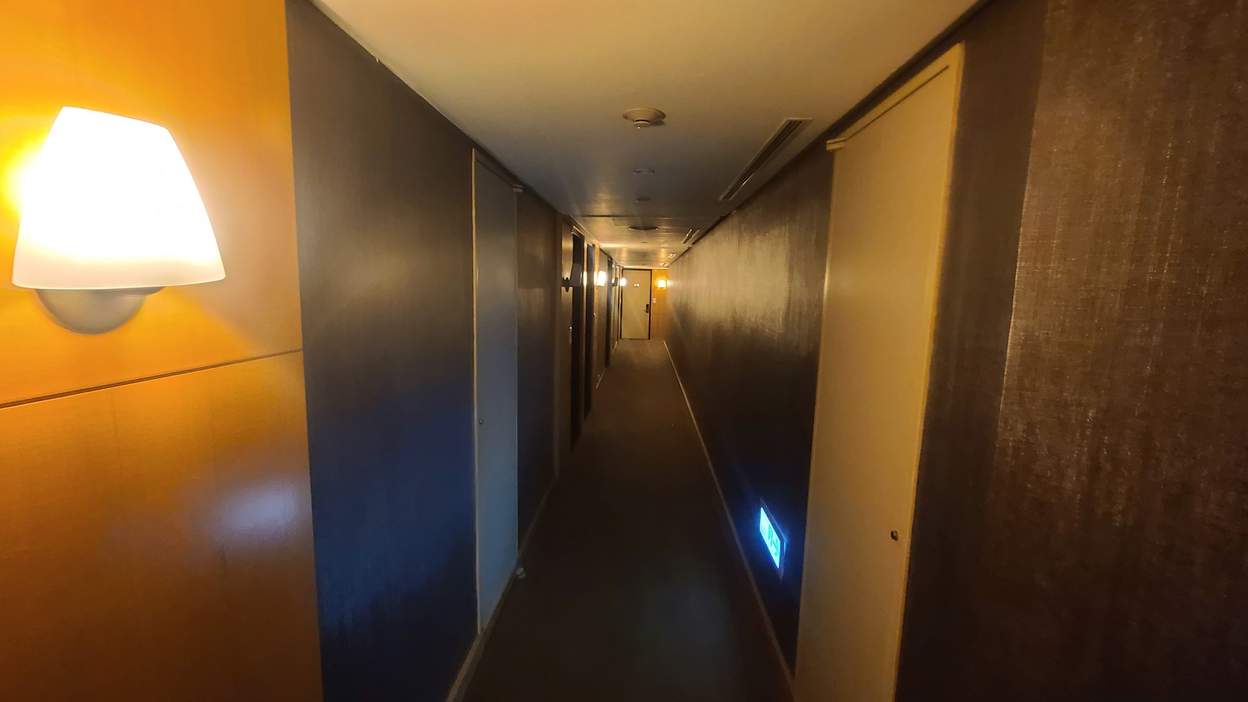 這是這個房型的走道(可以不要把一半的燈光關掉嗎?已經夠黑暗了)