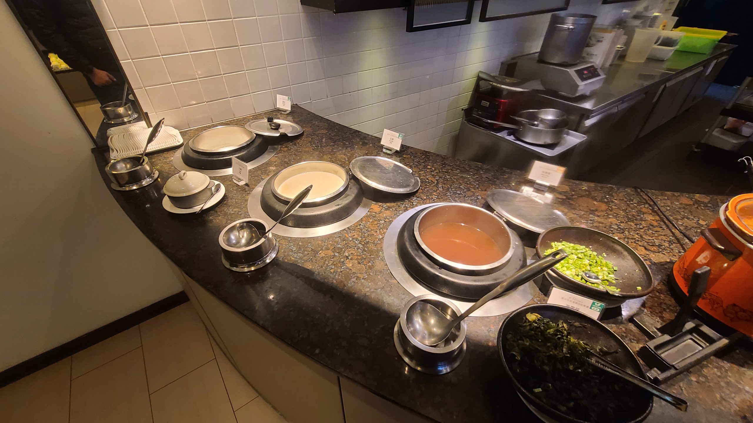 高雄國賓飯店 緊鄰愛河的老字號高雄飯店 歇業重蓋：早餐