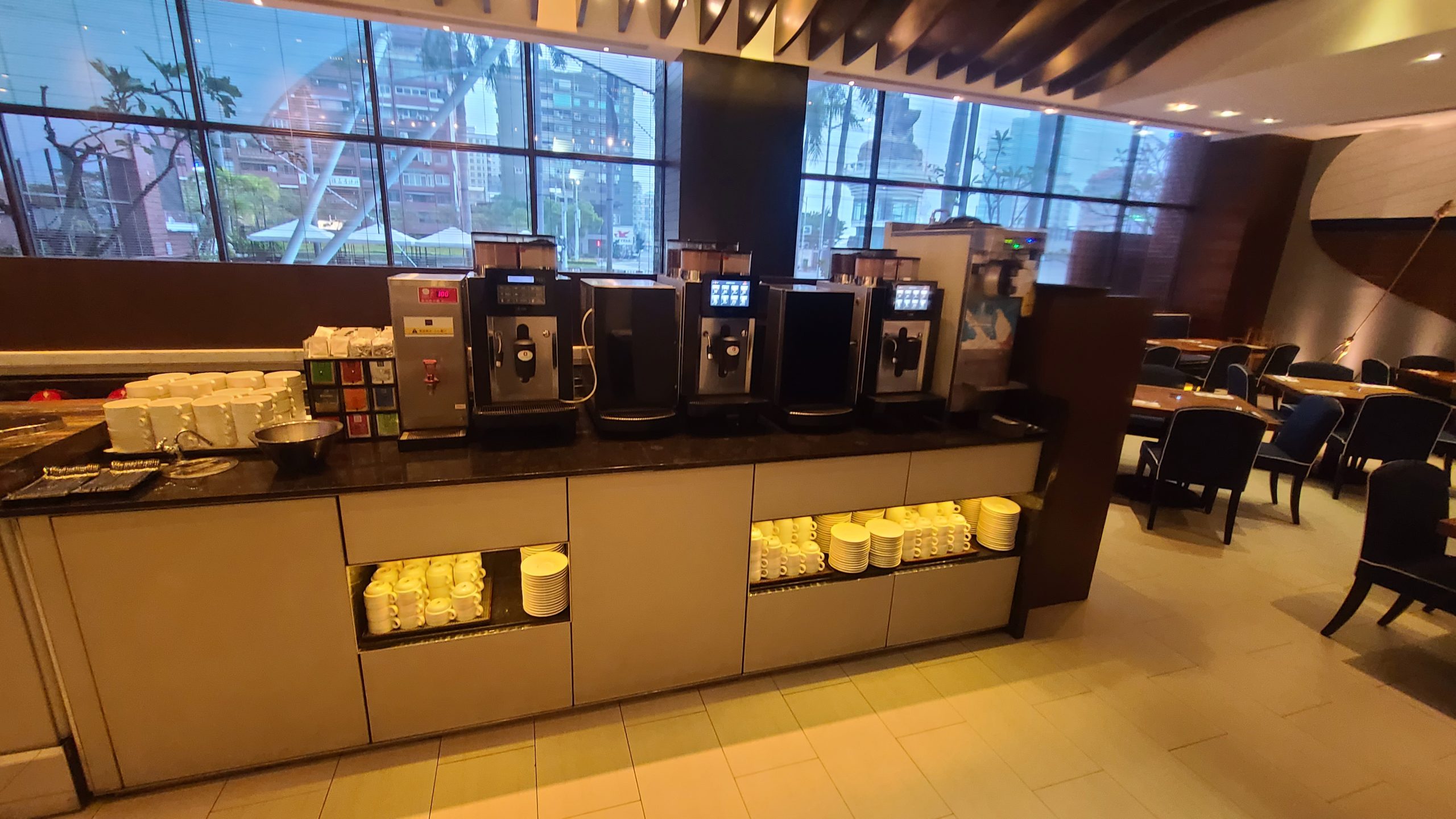 高雄國賓飯店 緊鄰愛河的老字號高雄飯店 歇業重蓋：早餐