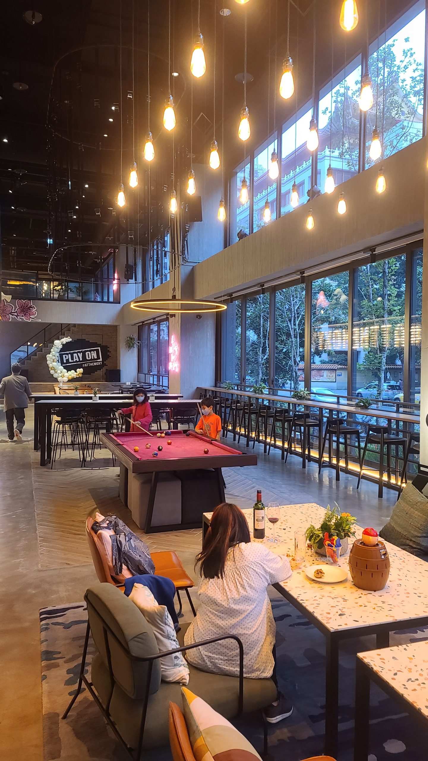 台灣第一間 MOXY 落腳台中 商旅跟青旅的變身 2022三訪記錄補完：飯店外觀