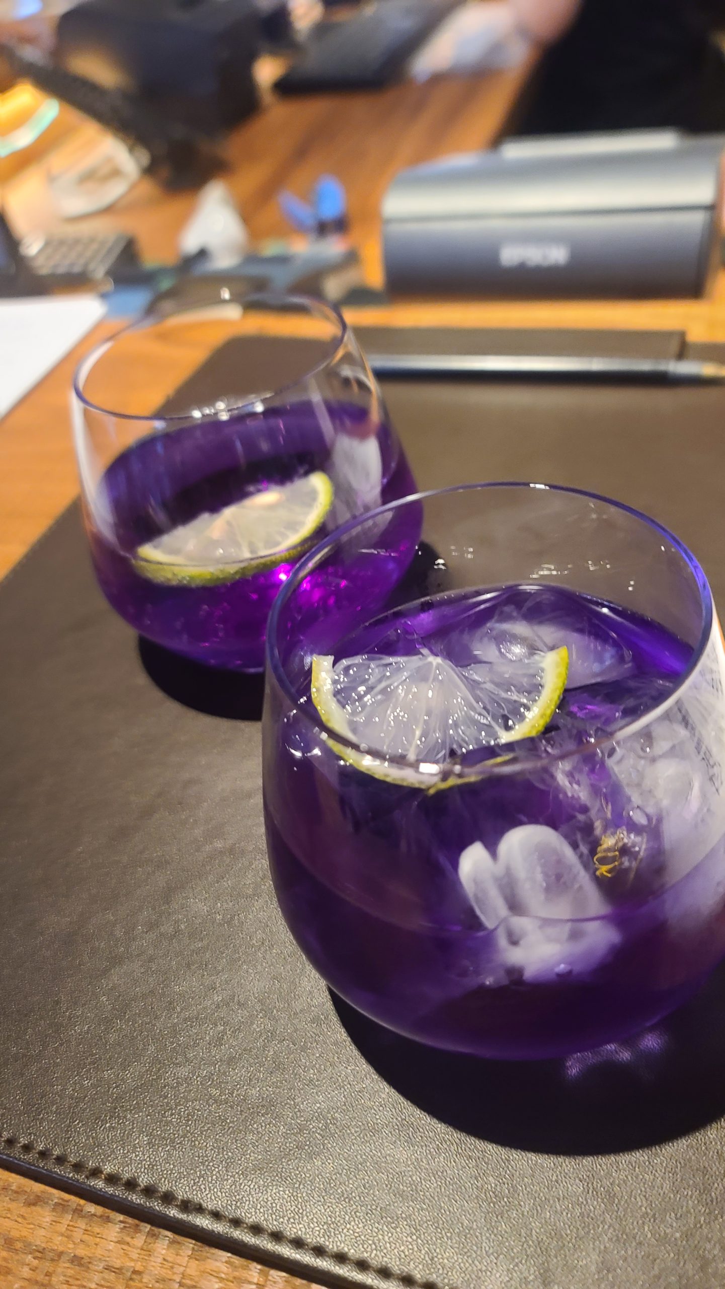 因為不確定等等要不要開車迎賓飲料就給他選了沒有酒精的飲料上的是碟豆花氣泡飲