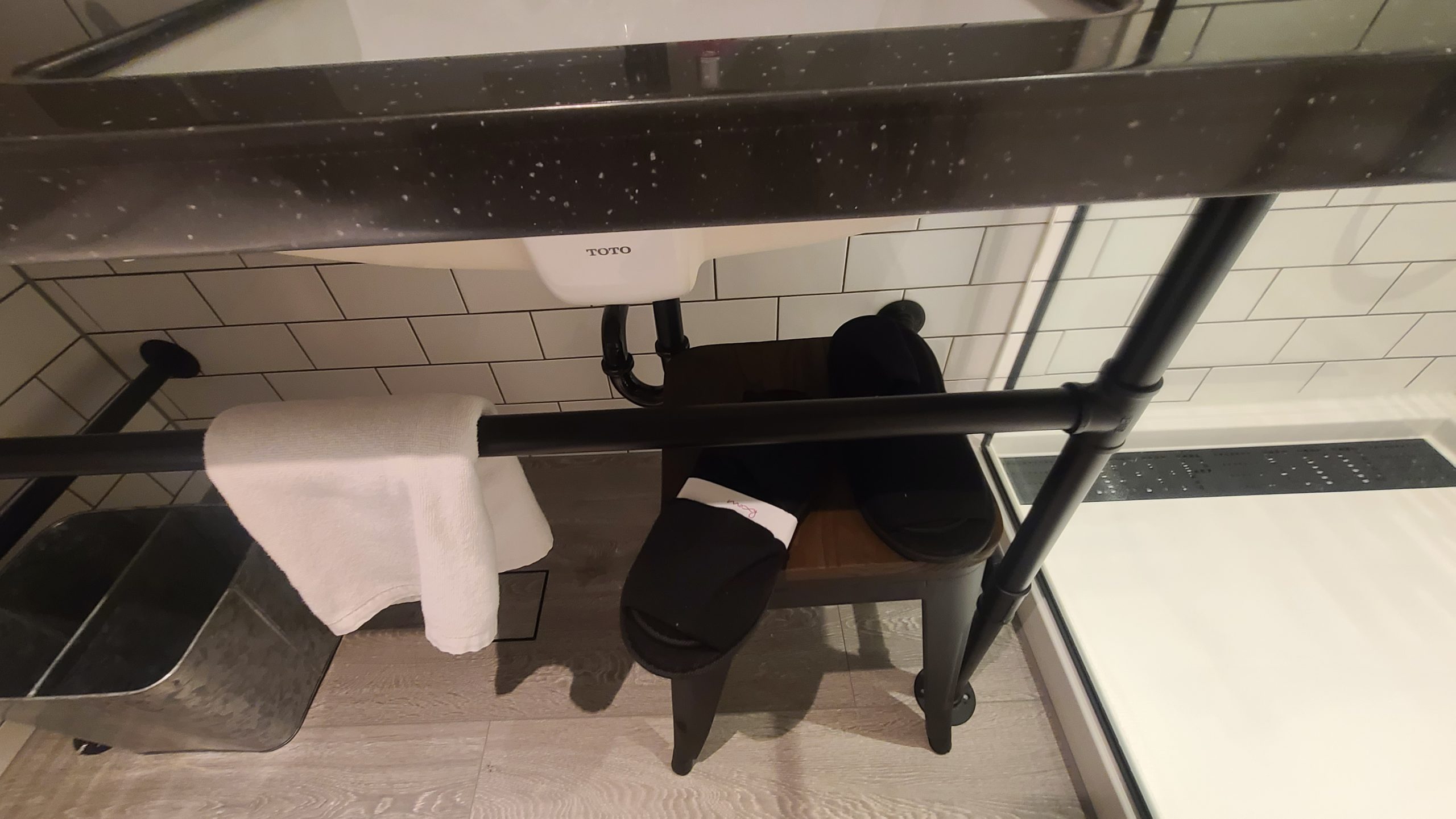 下方有拖鞋 算是飯店拖鞋界來說中等偏厚的拖鞋