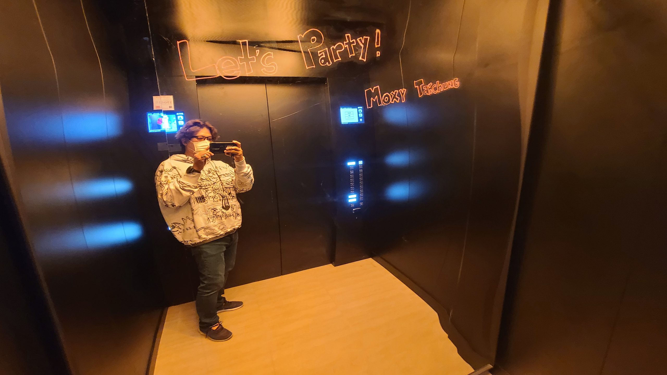 台灣第一間 MOXY 落腳台中 商旅跟青旅的變身 2022三訪記錄補完：樓頂酒吧