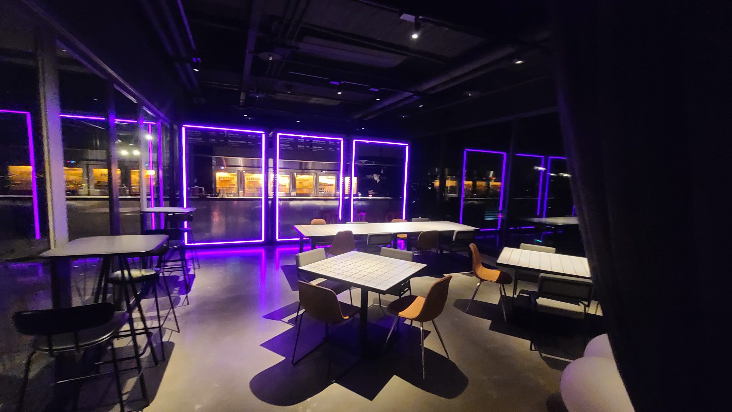 台灣第一間 MOXY 落腳台中 商旅跟青旅的變身 2022三訪記錄補完：樓頂酒吧