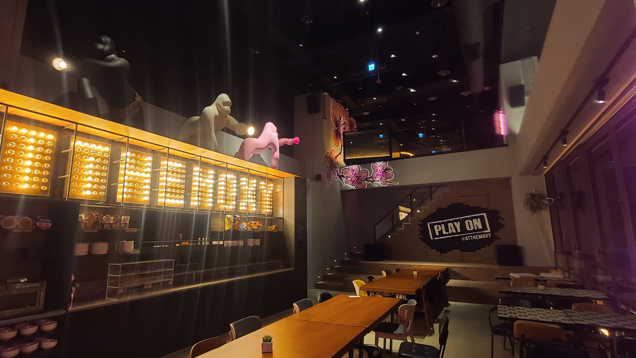 台灣第一間 MOXY 落腳台中 商旅跟青旅的變身 2022三訪記錄補完：大廳休憩空間