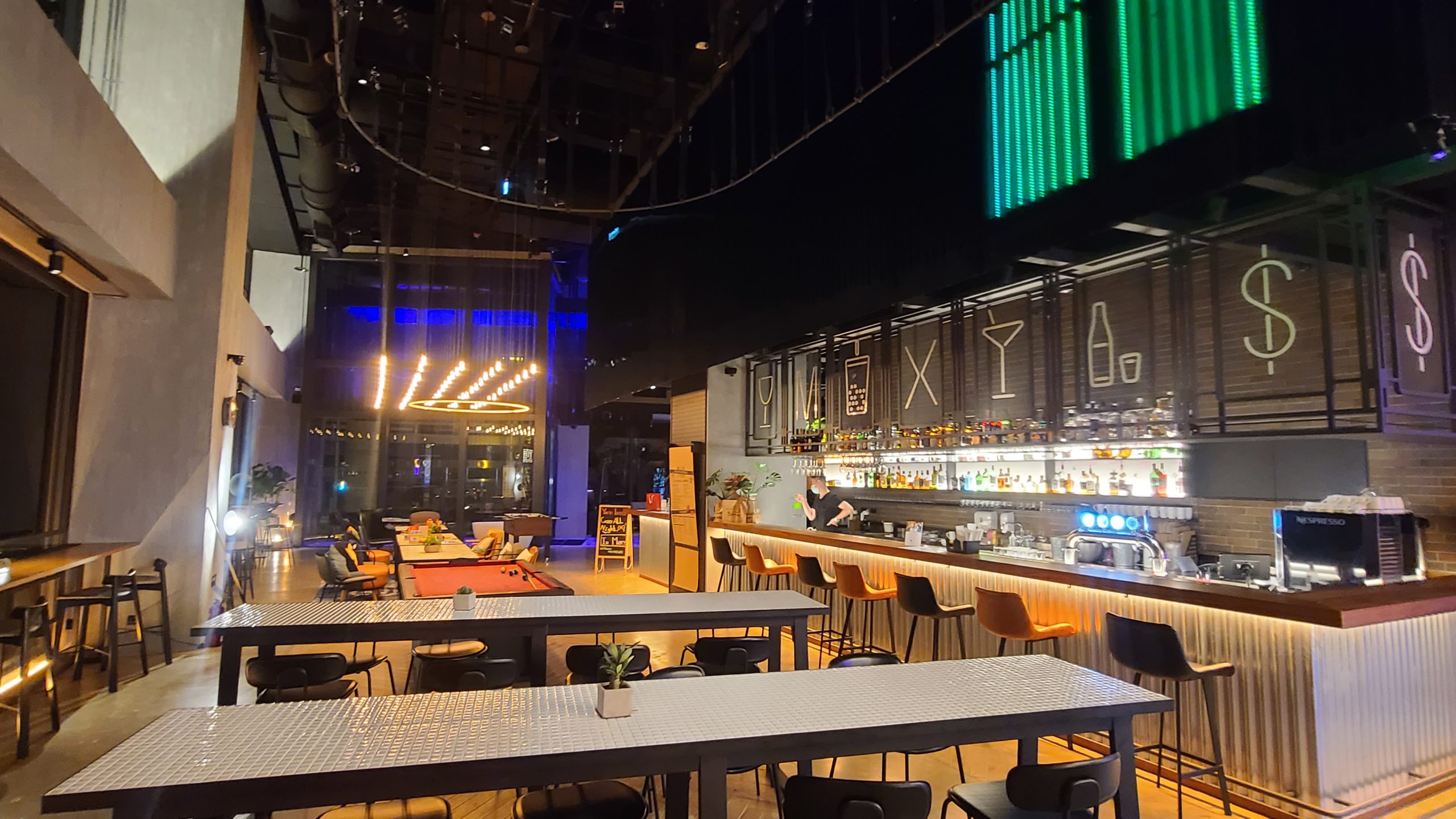 台灣第一間 MOXY 落腳台中 商旅跟青旅的變身 2022三訪記錄補完：大廳休憩空間