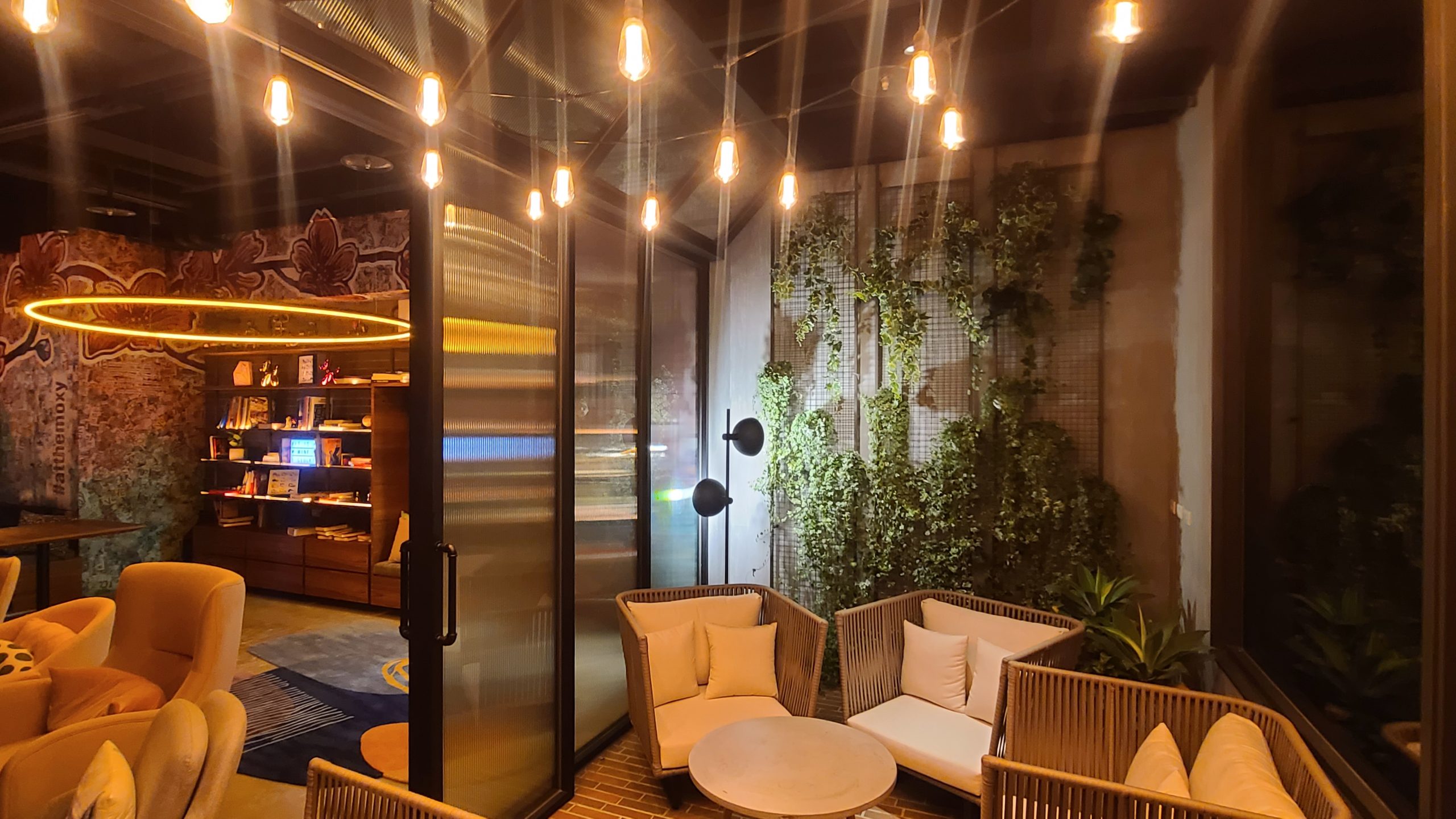 台灣第一間 MOXY 落腳台中 商旅跟青旅的變身 2022三訪記錄補完：大廳休憩空間