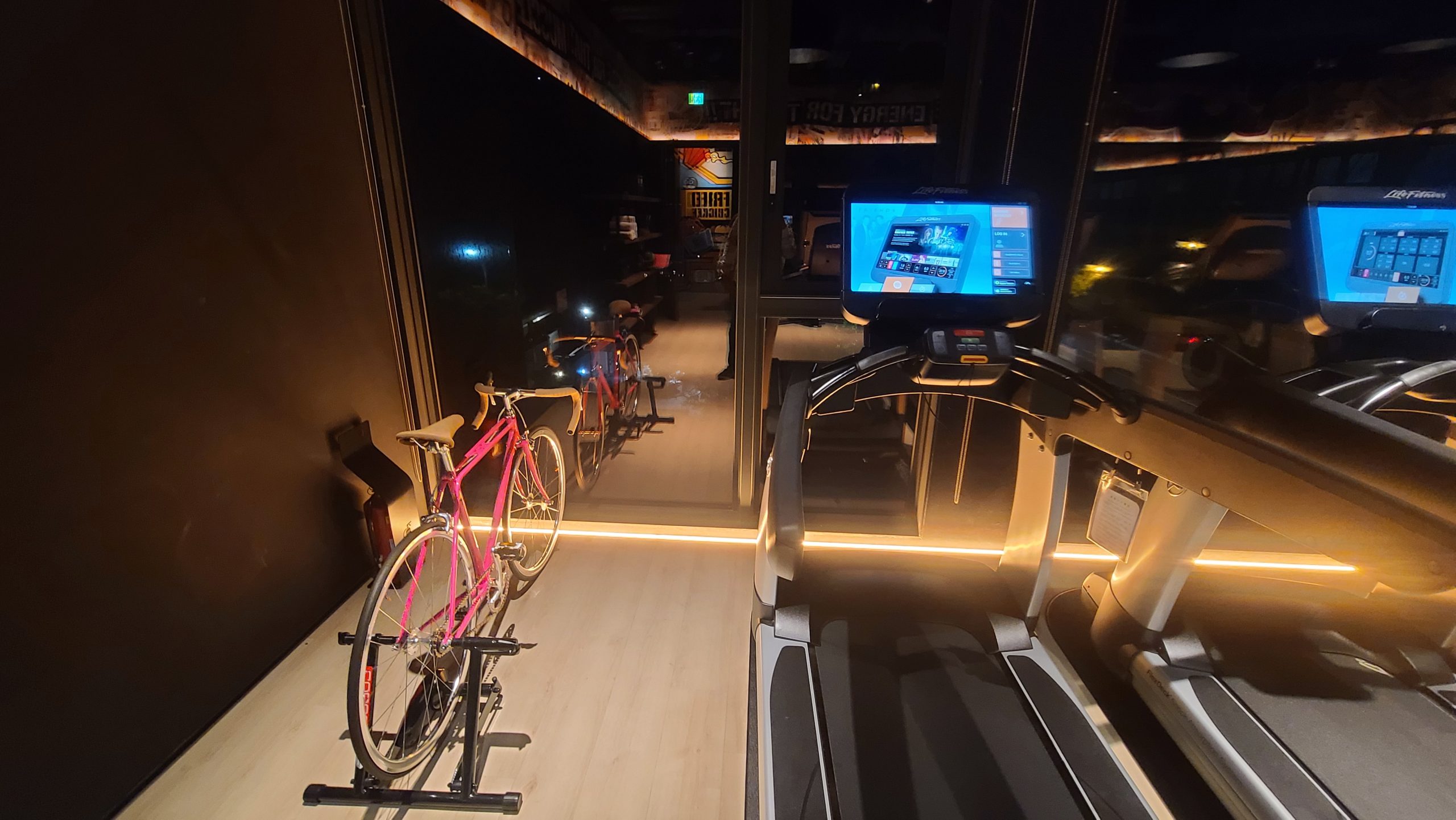 台灣第一間 MOXY 落腳台中 商旅跟青旅的變身 2022三訪記錄補完：二樓主要公共空間