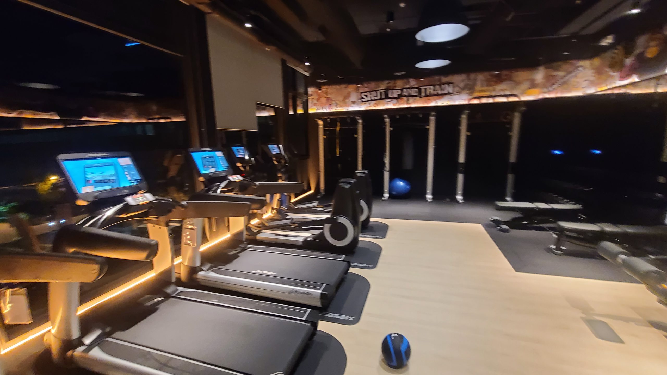 台灣第一間 MOXY 落腳台中 商旅跟青旅的變身 2022三訪記錄補完：二樓主要公共空間