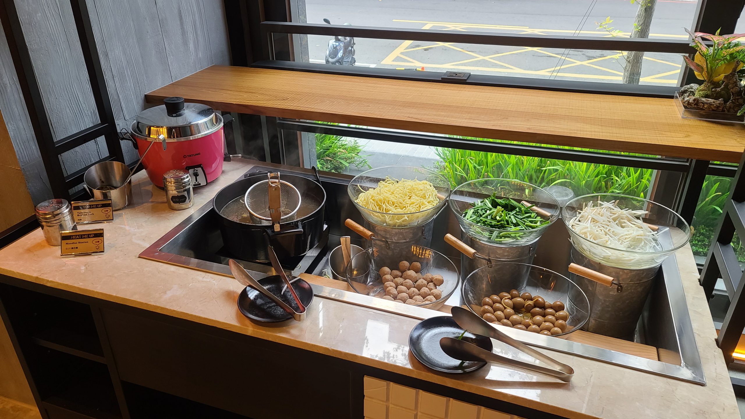 台灣第一間 MOXY 落腳台中 商旅跟青旅的變身 2022三訪記錄補完：早餐