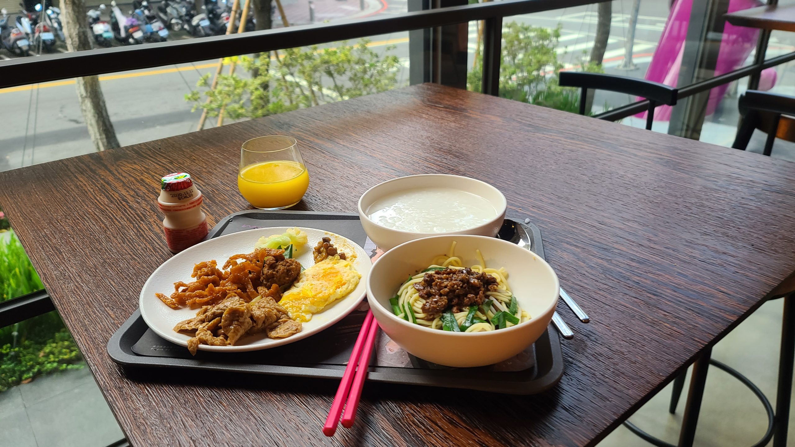 台灣第一間 MOXY 落腳台中 商旅跟青旅的變身 2022三訪記錄補完：早餐