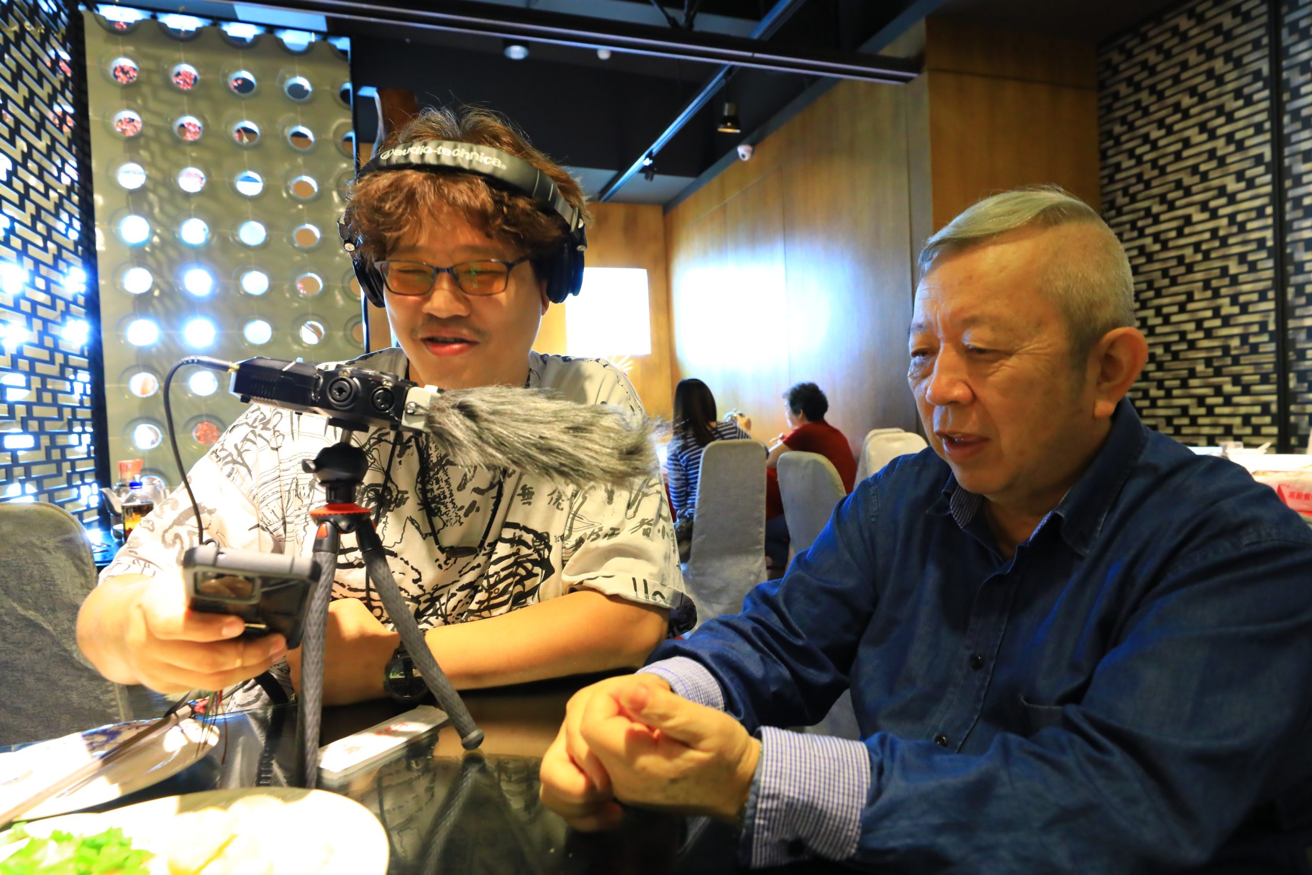 兆麟師就這樣坐著陪著我們吃並且一道一道菜說明