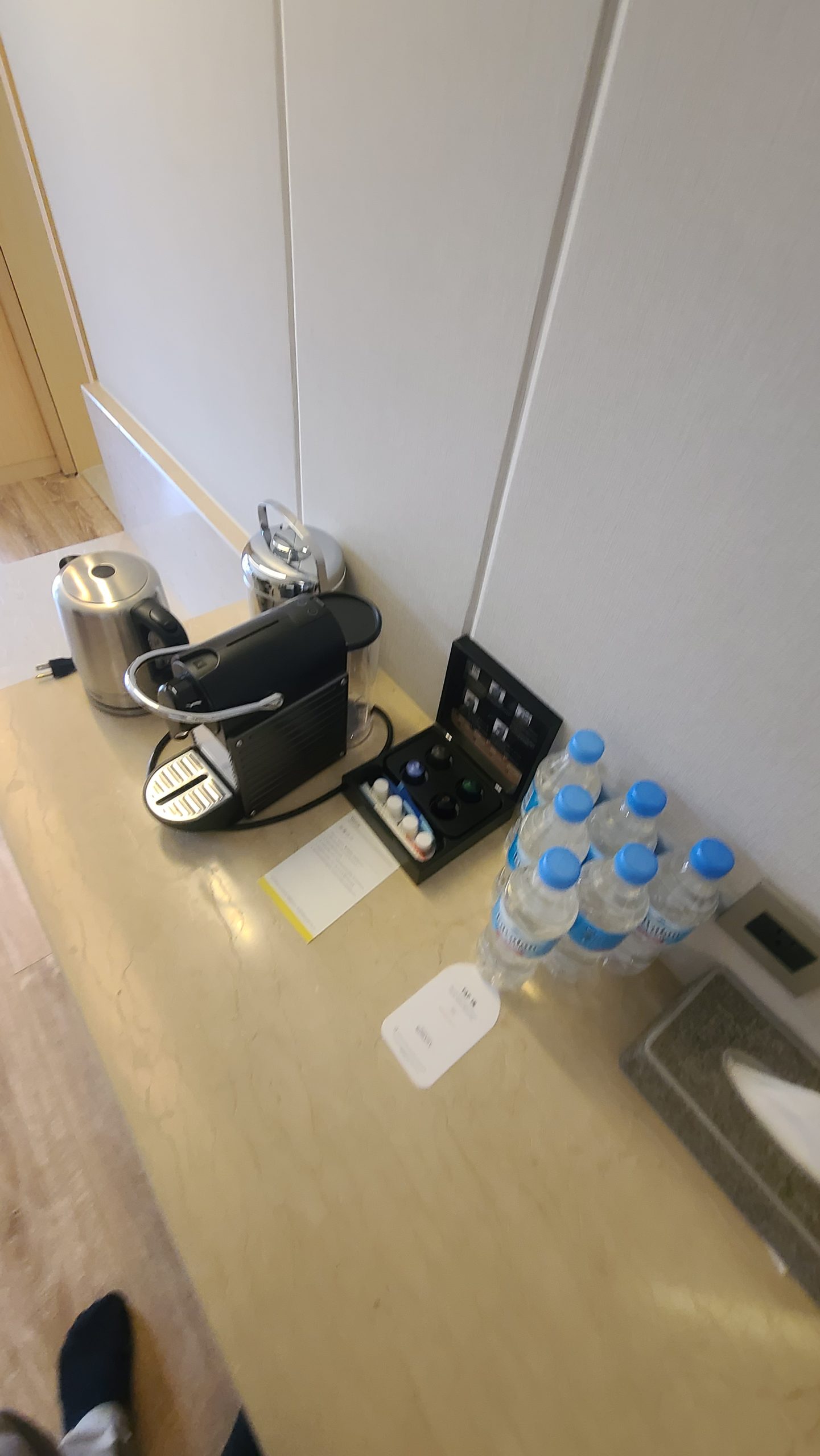 每個房間標準都配有nespresso 咖啡機然後水呢當然是宜蘭本地的金車波爾水