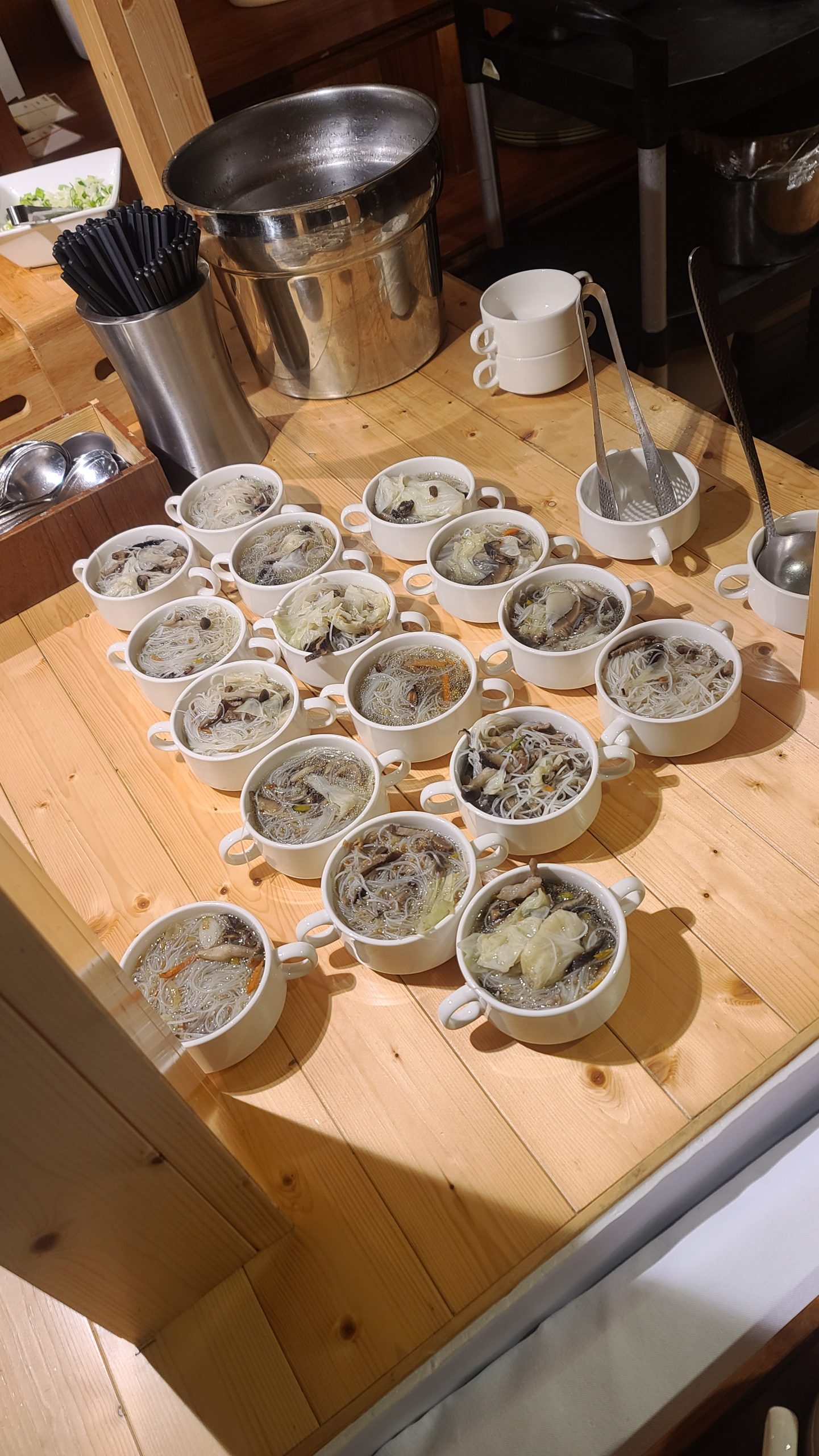 晚上都有HAPPY HOUR提供簡單的點心 這點還蠻像日本的 我們當天提供的是米粉湯
